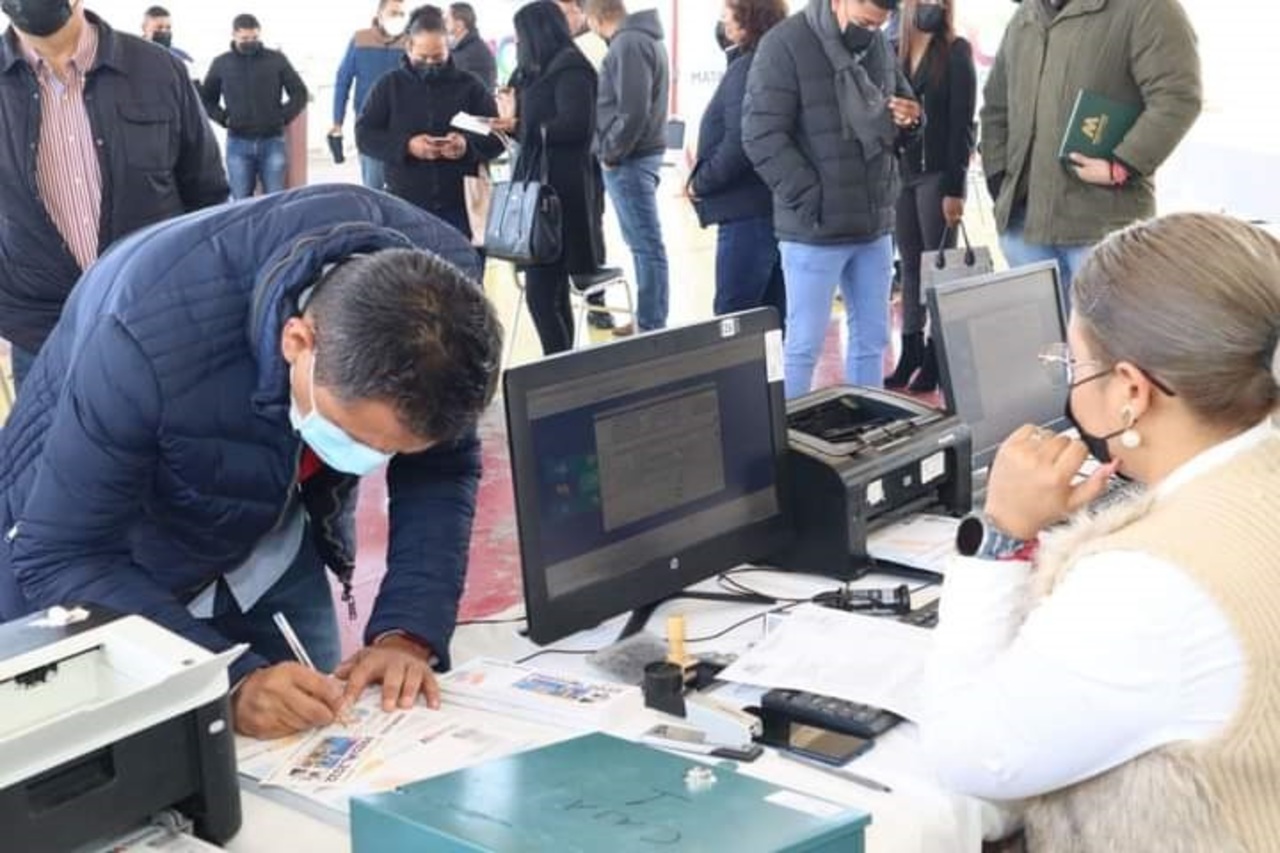Los funcionarios acudieron a la cancha Rodolfo Ayup, donde se instalaron las cajas de cobro del predial y del agua potable. (EL SIGLO DE TORREÓN)