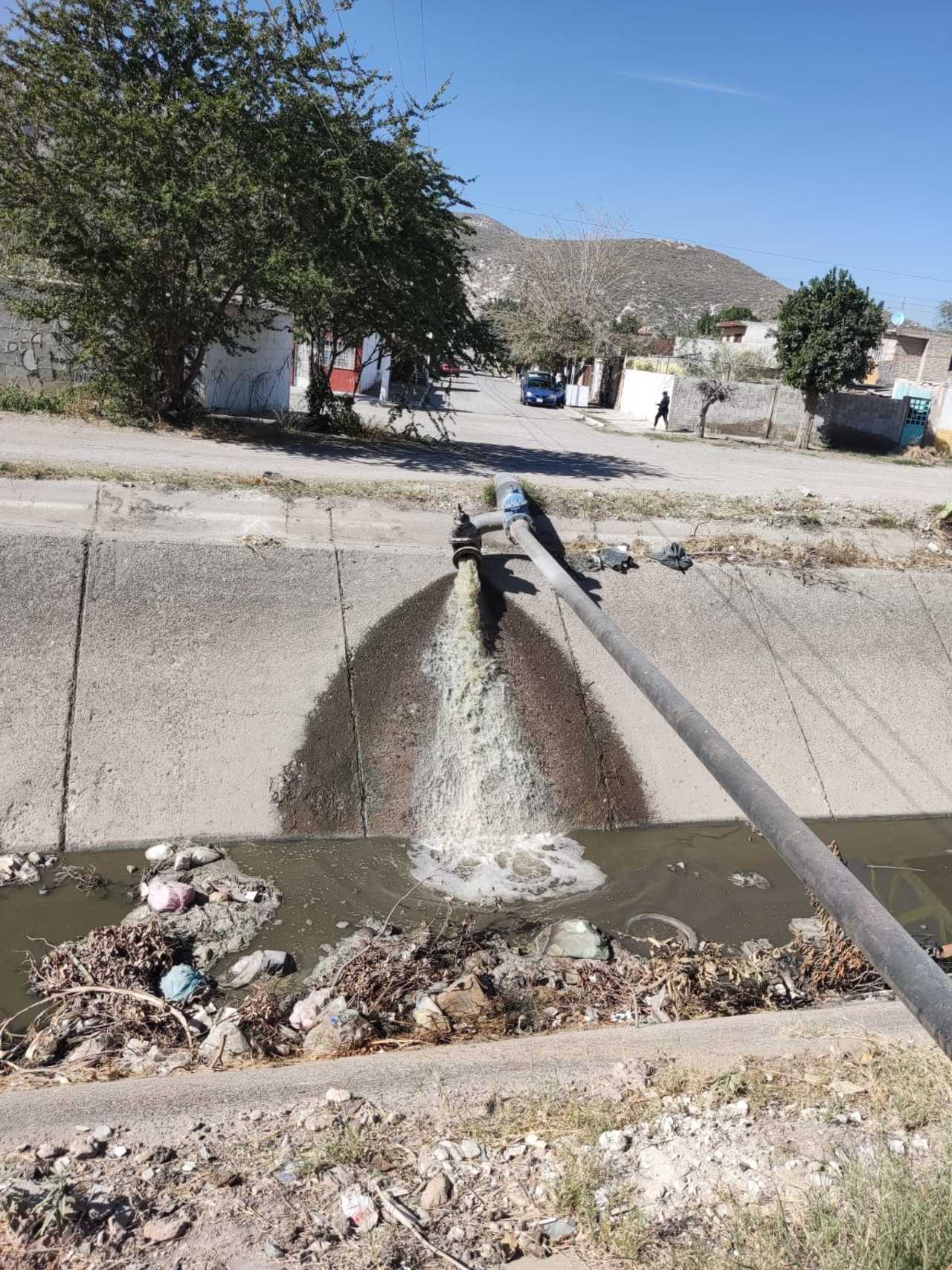Así es como luce actualmente un tramo del canal Santa Rosa- Tlahualilo en Lerdo, entre las aguas negras y los montones de basura que se acumulan al interior. (EL SIGLO DE TORREÓN)