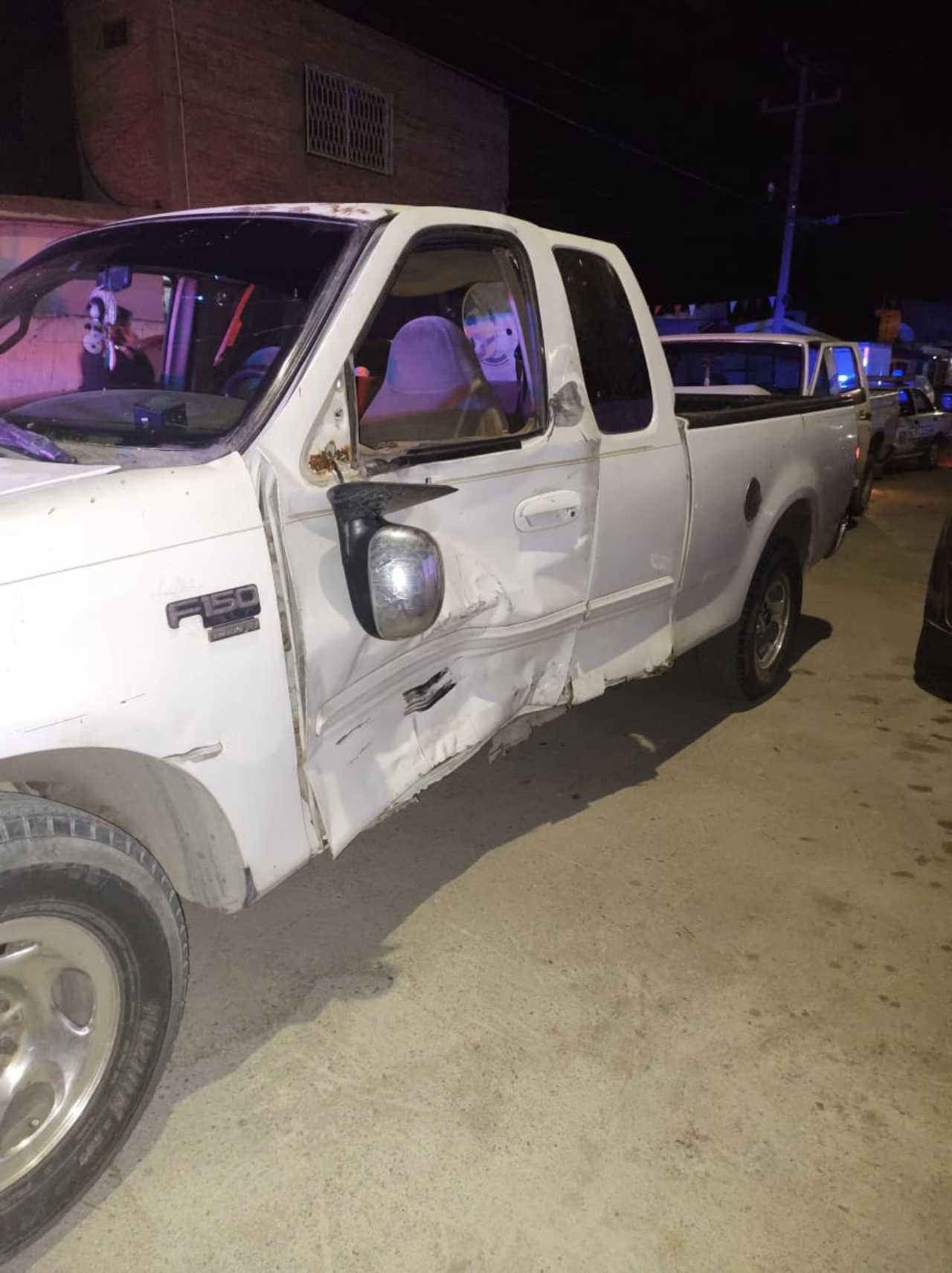 En el accidente participaron dos camionetas Ford color blanco.
