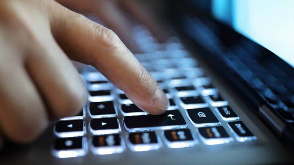 El Parlamento Europeo aprobó la ley de servicios digitales que obligará a retirar rápidamente el contenido ilegal en internet y exigirá transparencia a las grandes tecnológicas sobre el funcionamiento de los algoritmos que determinan lo que ven los ciudadanos en la red. (ESPECIAL)