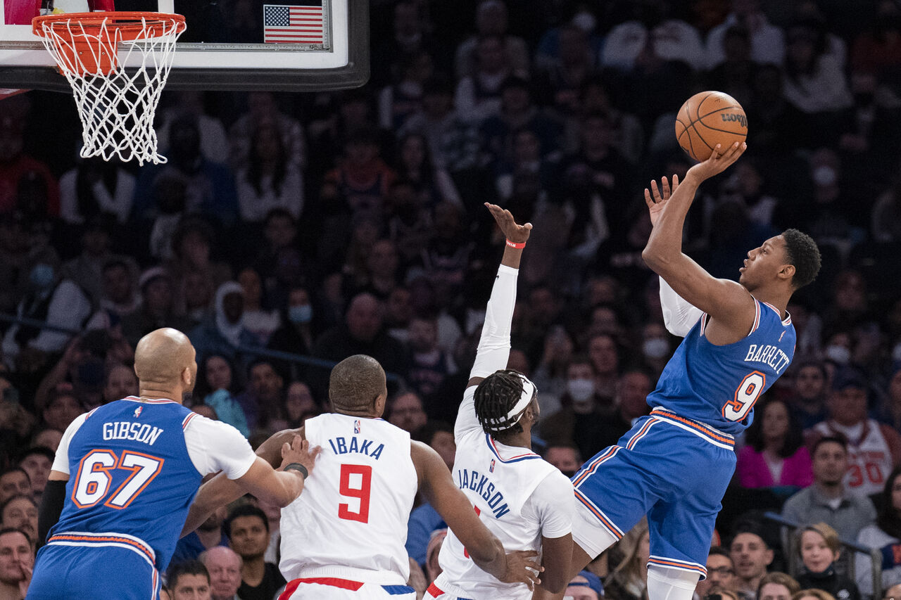 Barrett encestó 17 en la primera mitad para ayudar a que los Knicks se fueran al descanso arriba 66-61. (AP)