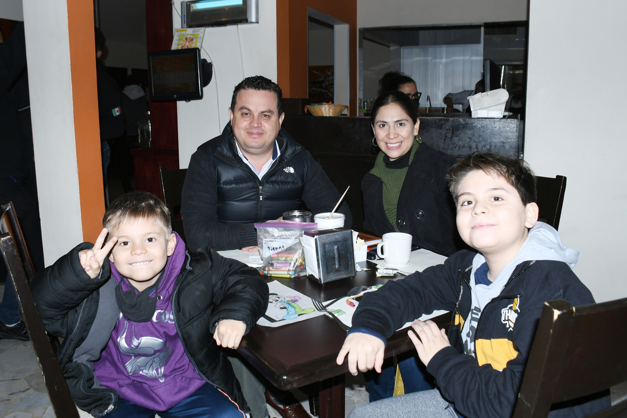 Gustavo, Carmen, Gustavo Jr. y Alejandro.