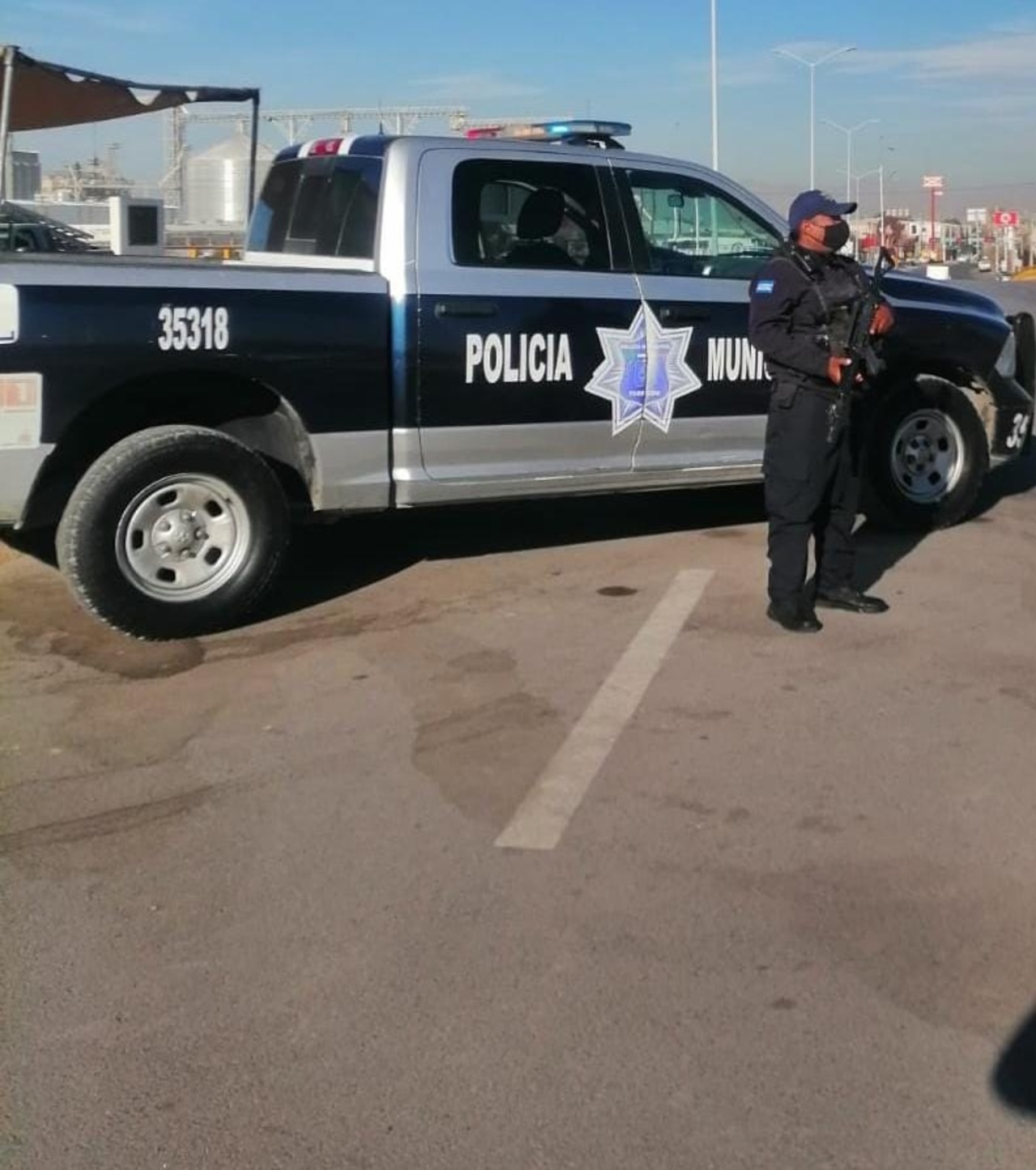 Los jóvenes no lograron despojarlo de la unidad, por lo que huyeron, pero fueron detenidos.