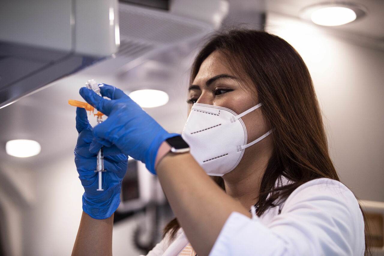 Un estudio en Estados Unidos que comparó la protección entre haber tenido COVID-19 y estar vacunado concluyó que vacunarse es la forma más segura para prevenir la enfermedad nuevamente. (ARCHIVO) 