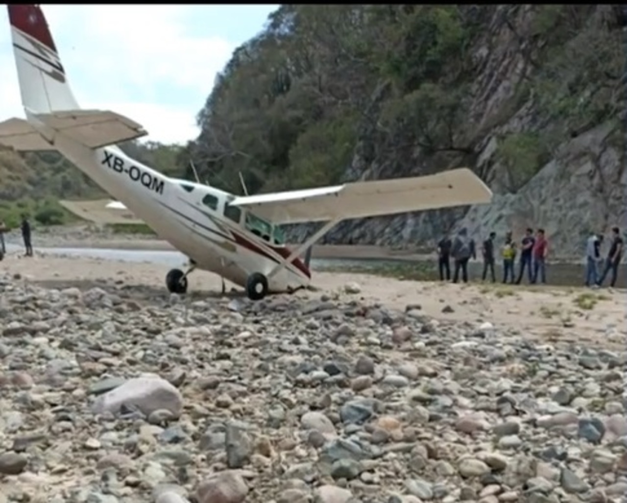 Tripulantes de una avioneta resultan ilesos, después de sufrir un accidente a las orillas de un río de Tamazula. (EL SIGLO DE TORREÓN)