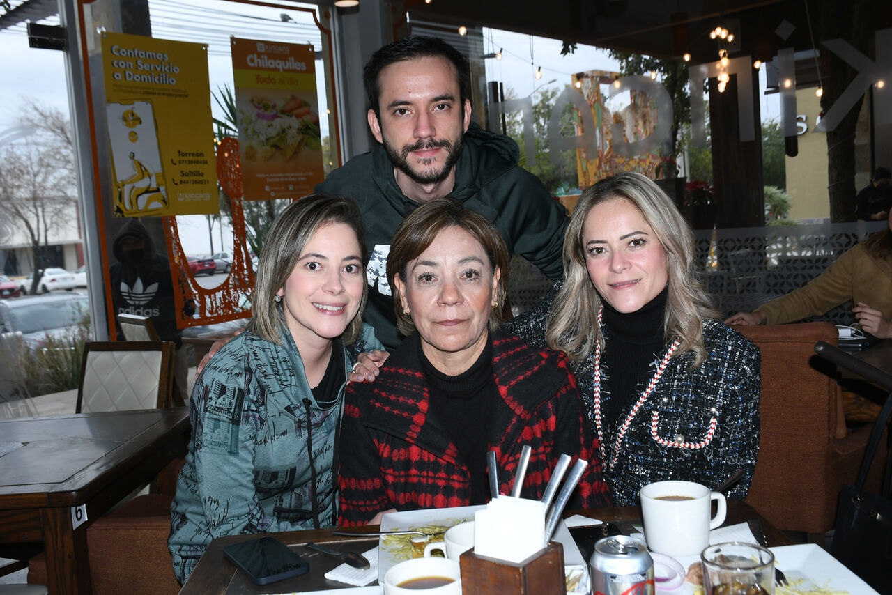 Marina, Karina, Keila y Salvador (FERNANDO COMPEÁN)