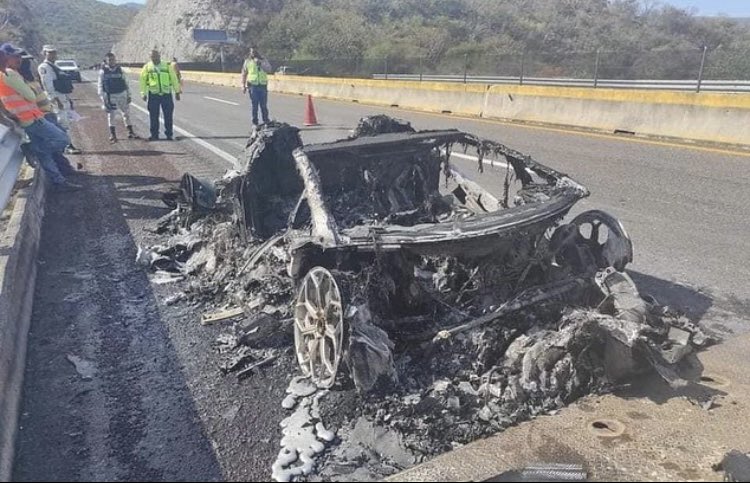 Lamborghini termina en llamas tras estrellarse en Autopista del Sol