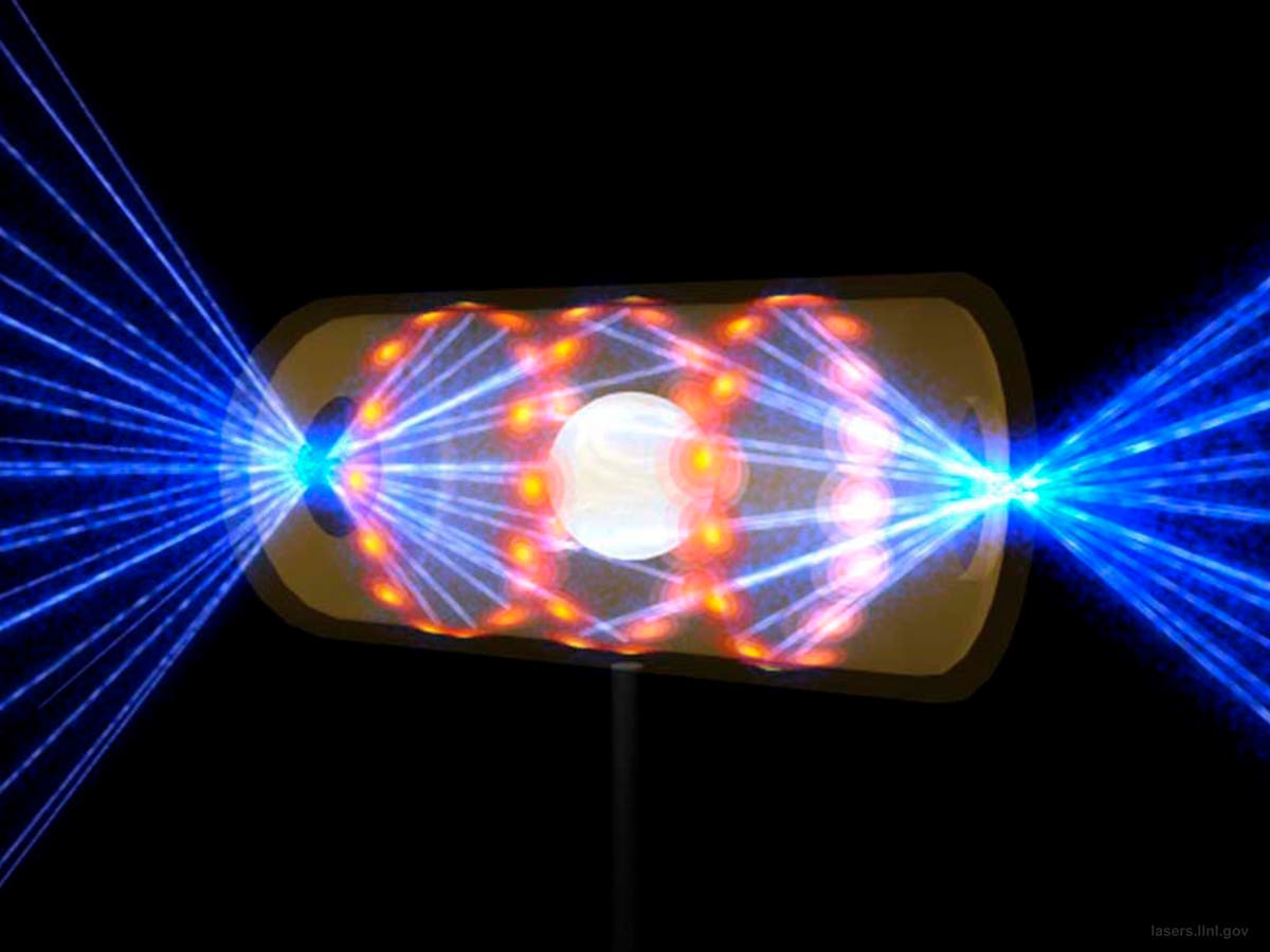 Con 192 láseres y temperaturas que triplican con creces la del centro del Sol, científicos consiguieron un hito histórico —al menos por una fracción de segundo— en el largo trayecto hacia el desarrollo de la energía limpia de fusión. (ESPECIAL) 