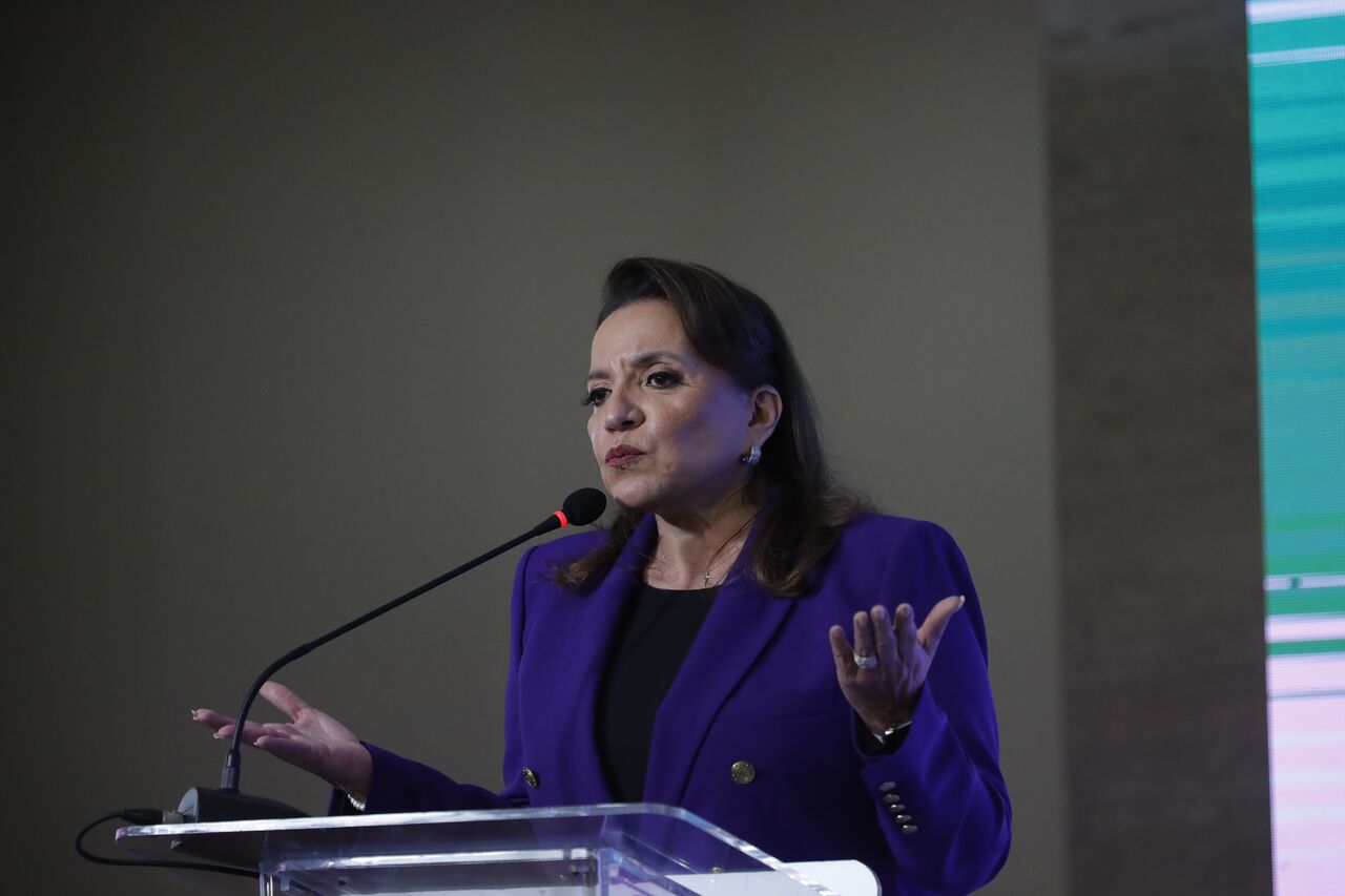 Xiomara Castro prestará juramento en las próximas horas como la primera mujer presidenta de Honduras, con grandes expectativas de provocar cambios en un país turbulento y en medio de la incertidumbre causada por una crisis legislativa que podría restarle el apoyo que necesita. (ARCHIVO) 