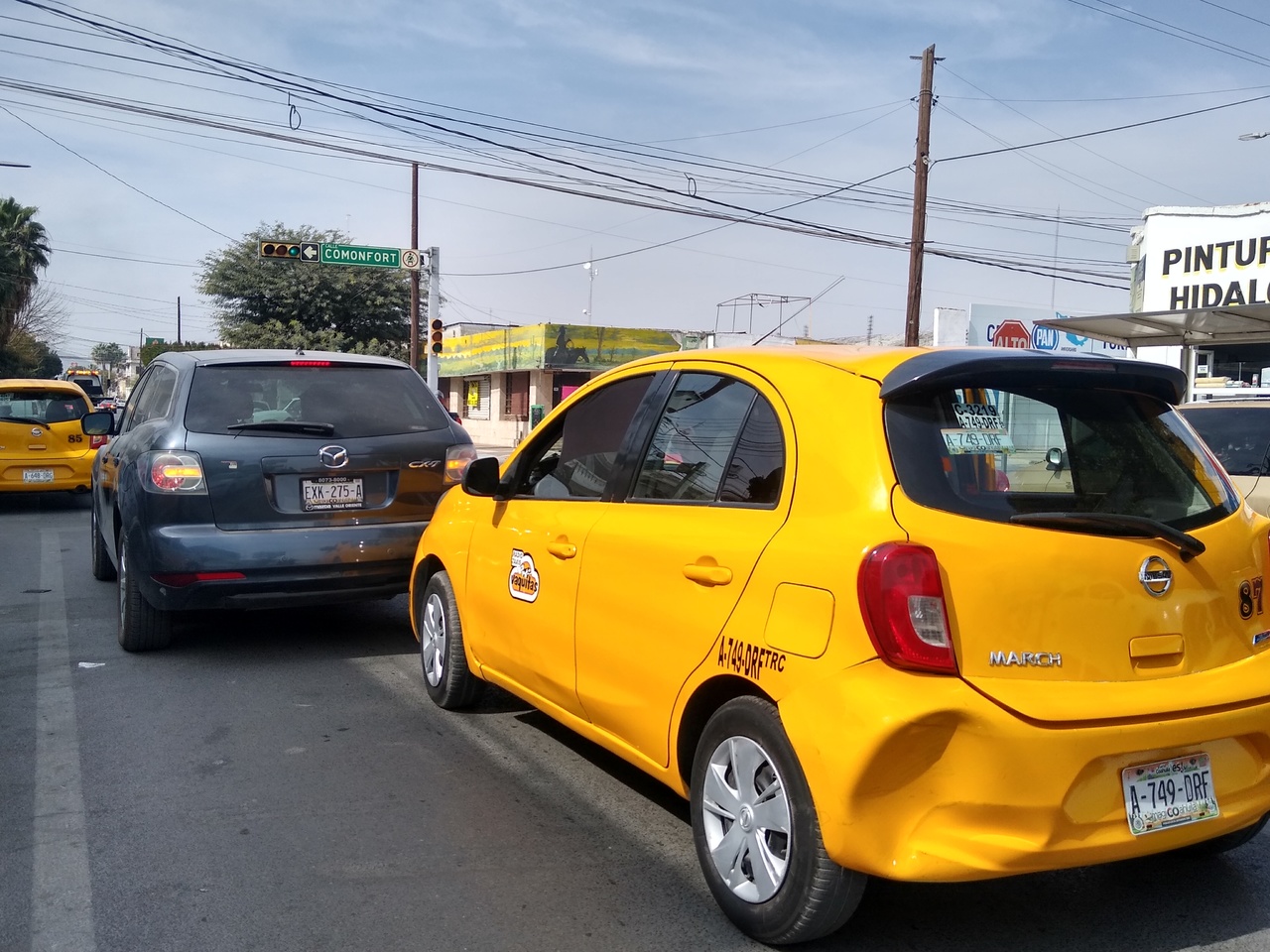 La mujer que chocó al taxi siguió su marcha, pero el afectado la alcanzó una cuadras adelante.