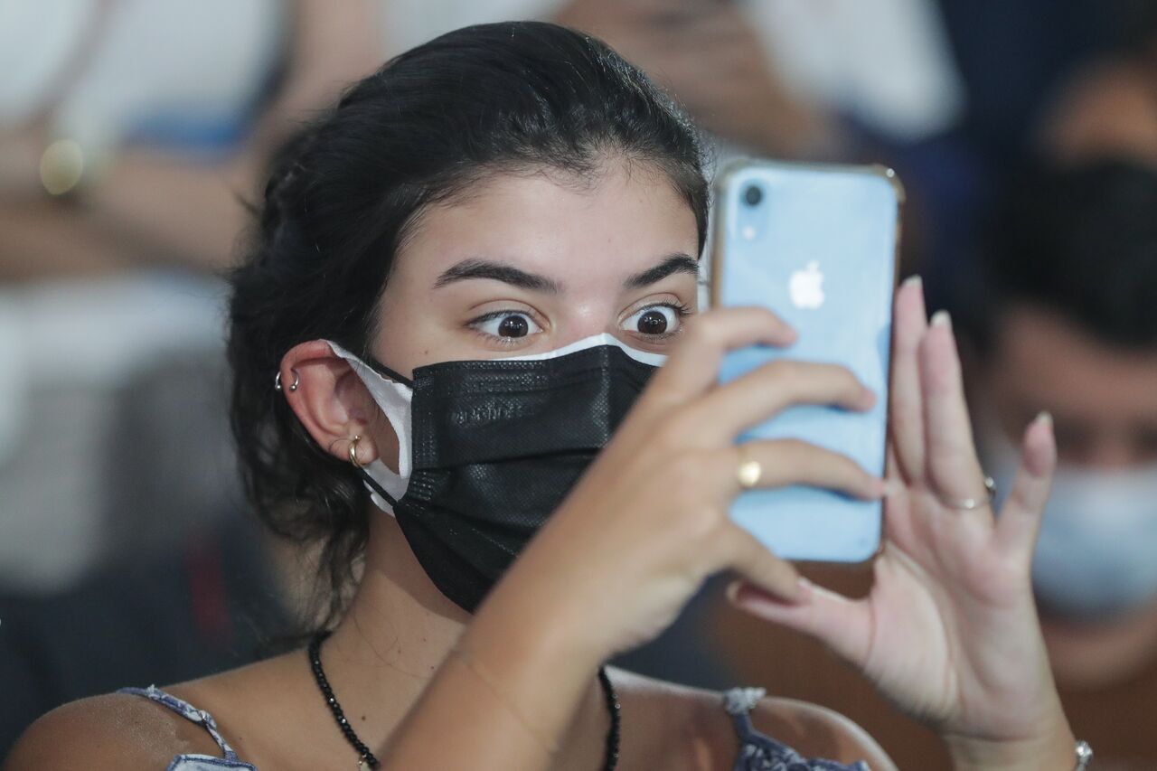 El gigante de la tecnología Apple anunció unos beneficios netos entre octubre y diciembre de 34,630 millones de dólares, un 20 % más que en el mismo período del ejercicio anterior, aupado por las fuertes ventas durante la temporada navideña. (ARCHIVO) 