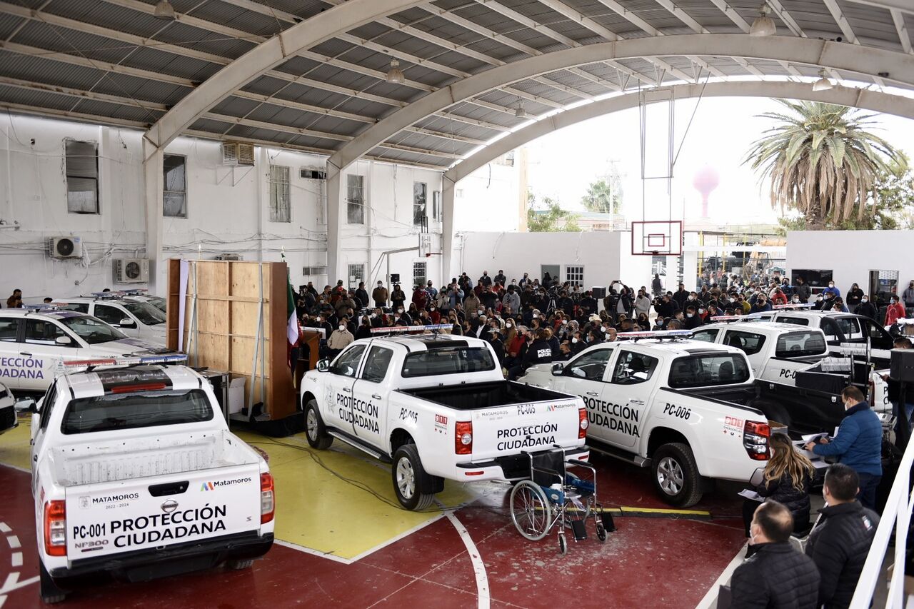 En su intervención, el comisionado Municipal de Protección Ciudadana, José Ponce Sánchez, especificó que se entregaron 10 patrullas pick-up y un sedán. (ÉRICK SOTOMAYOR)