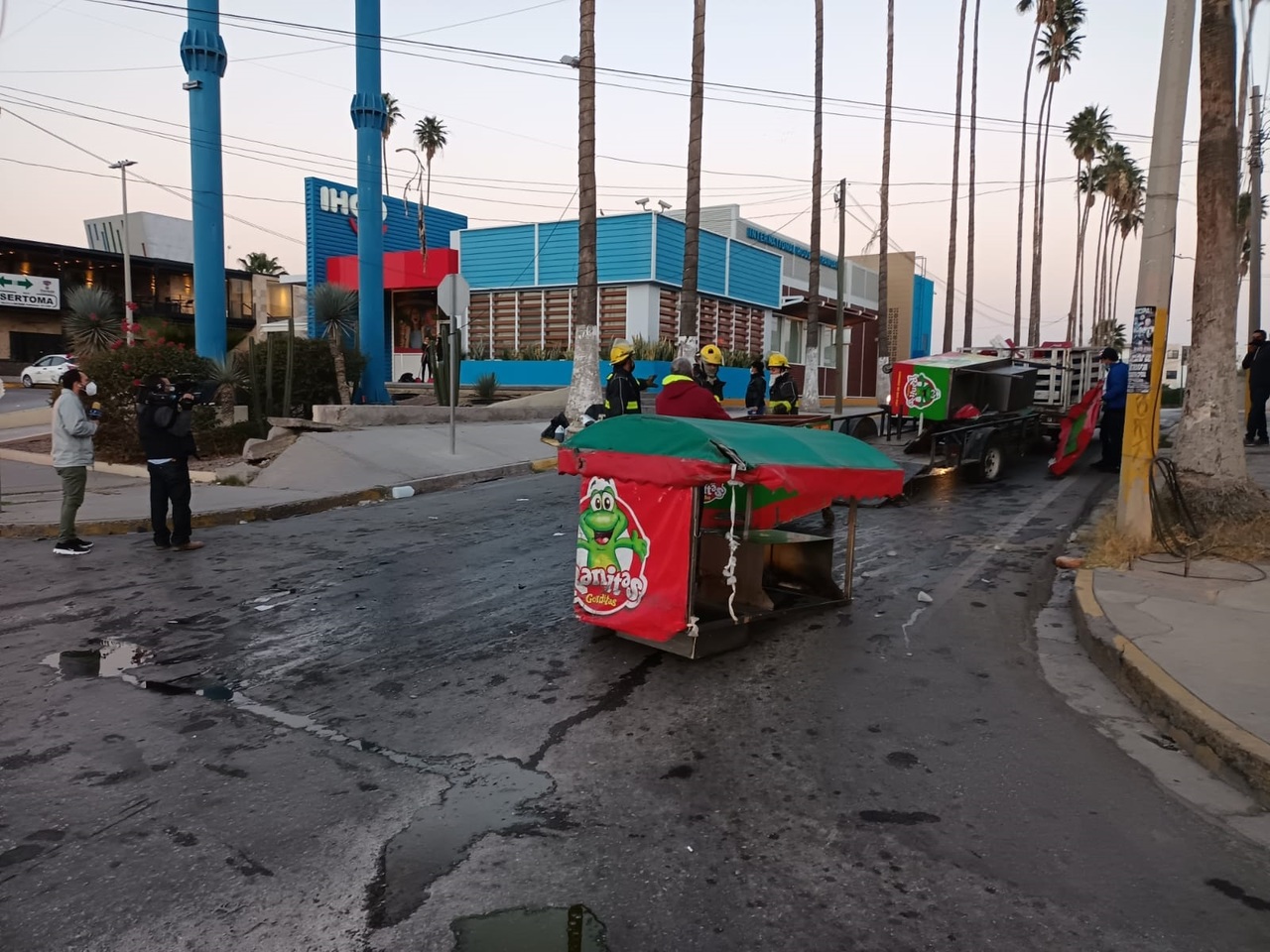 La camioneta que remolcaba el carrito fue impactada por un automóvil, dejando daños materiales estimados en 15 mil pesos.