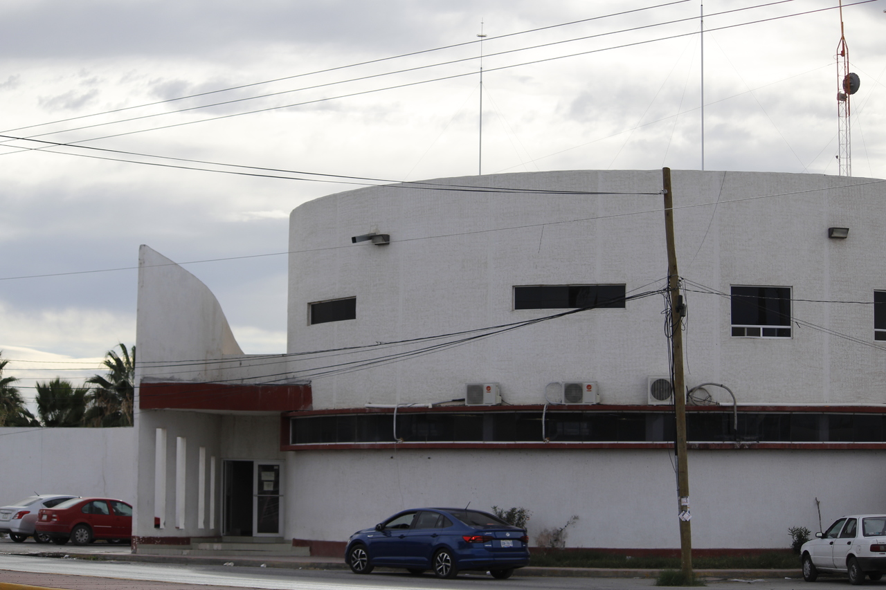 La mujer indicó a las autoridades que el hombre se encontraba suspendido en el baño, donde de inmediato se percataron de que ya no contaba con vida.