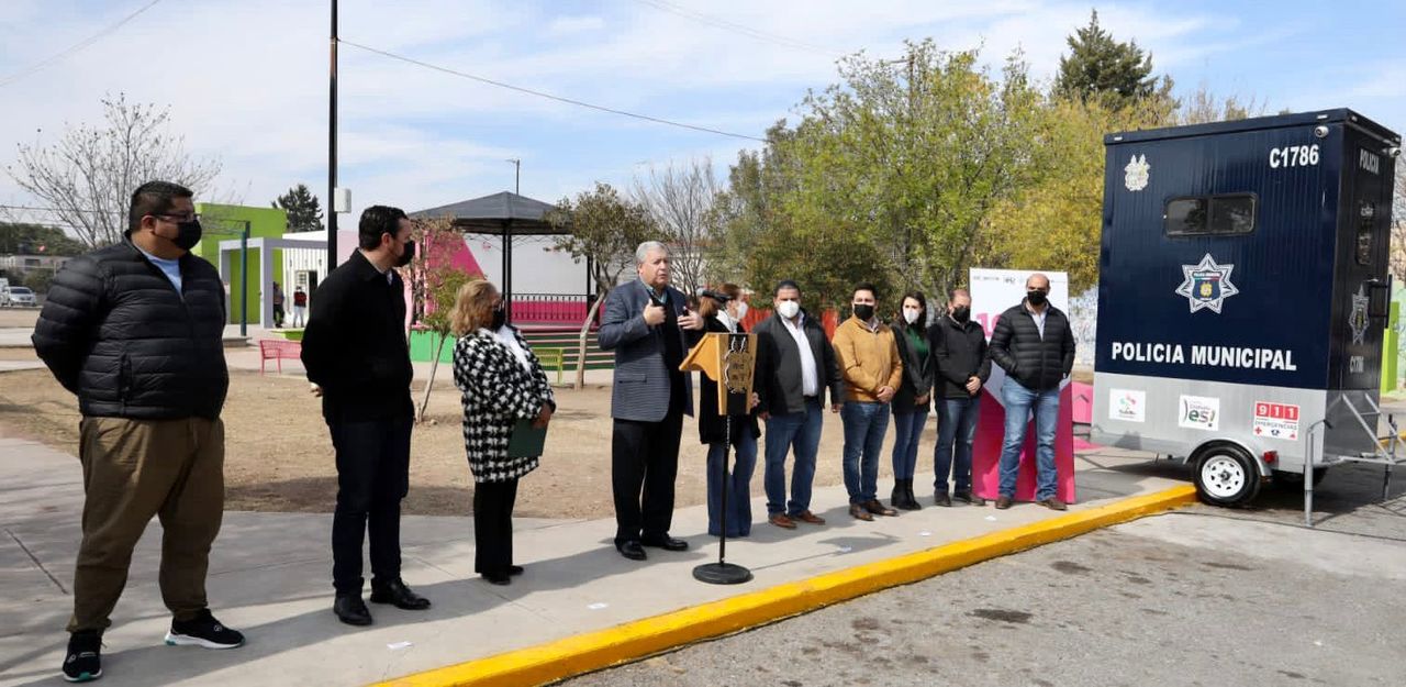 La entrega simbólica de la patrulla y la caseta móvil se llevó a cabo en la plaza pública de la calle Laureles, en Saltillo.