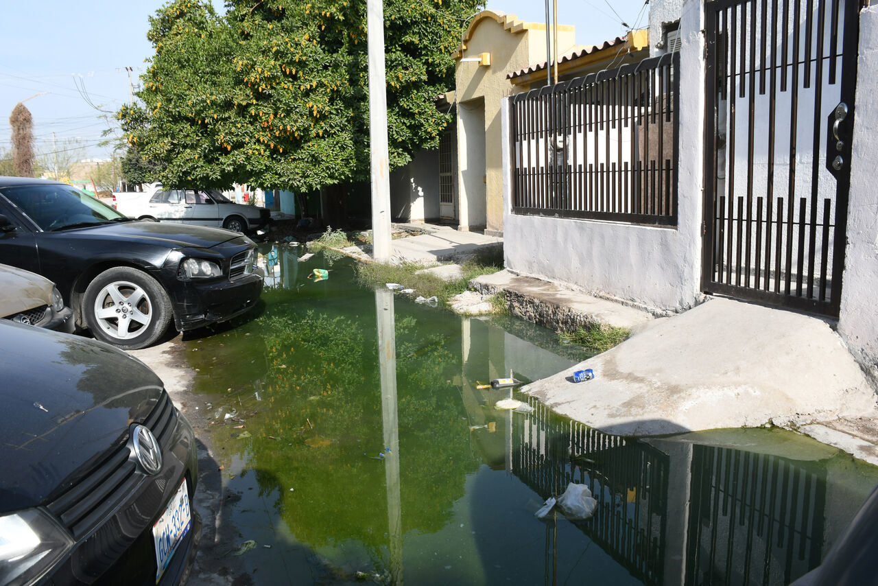 Reclaman vecinos de Residencial del Norte por brotes de aguas negras sin control en la Cerrada de la Plata.