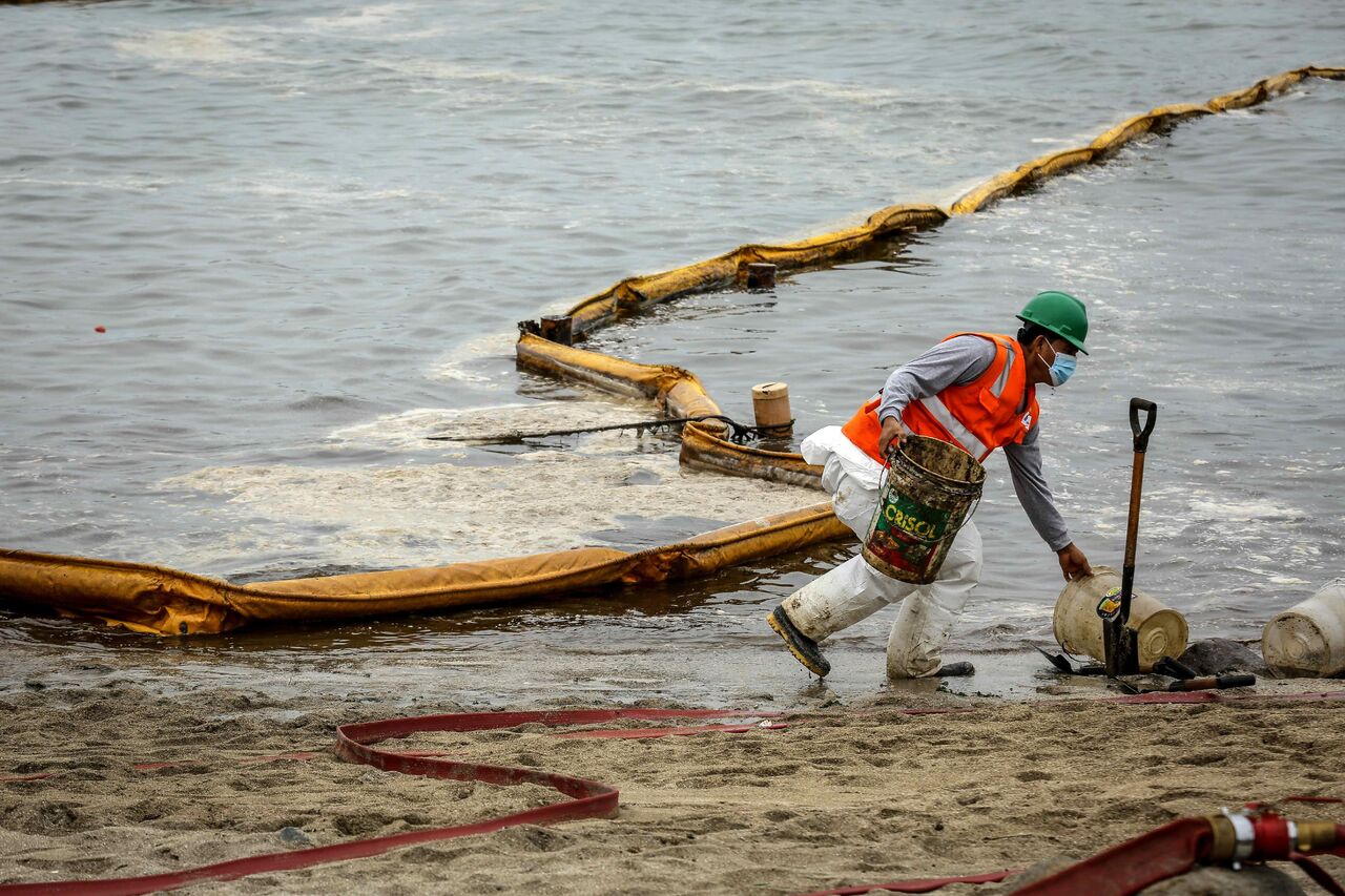 El derrame de petróleo ocurrido el pasado sábado 15 de enero en una refinería operada por Repsol en Perú ya contaminó al menos 24 playas de la costa central del país, según el último reporte de la Dirección General de Salud Ambiental e Inocuidad Alimentaria (Digesa), adscrita al Ministerio de Salud. (ARCHIVO) 