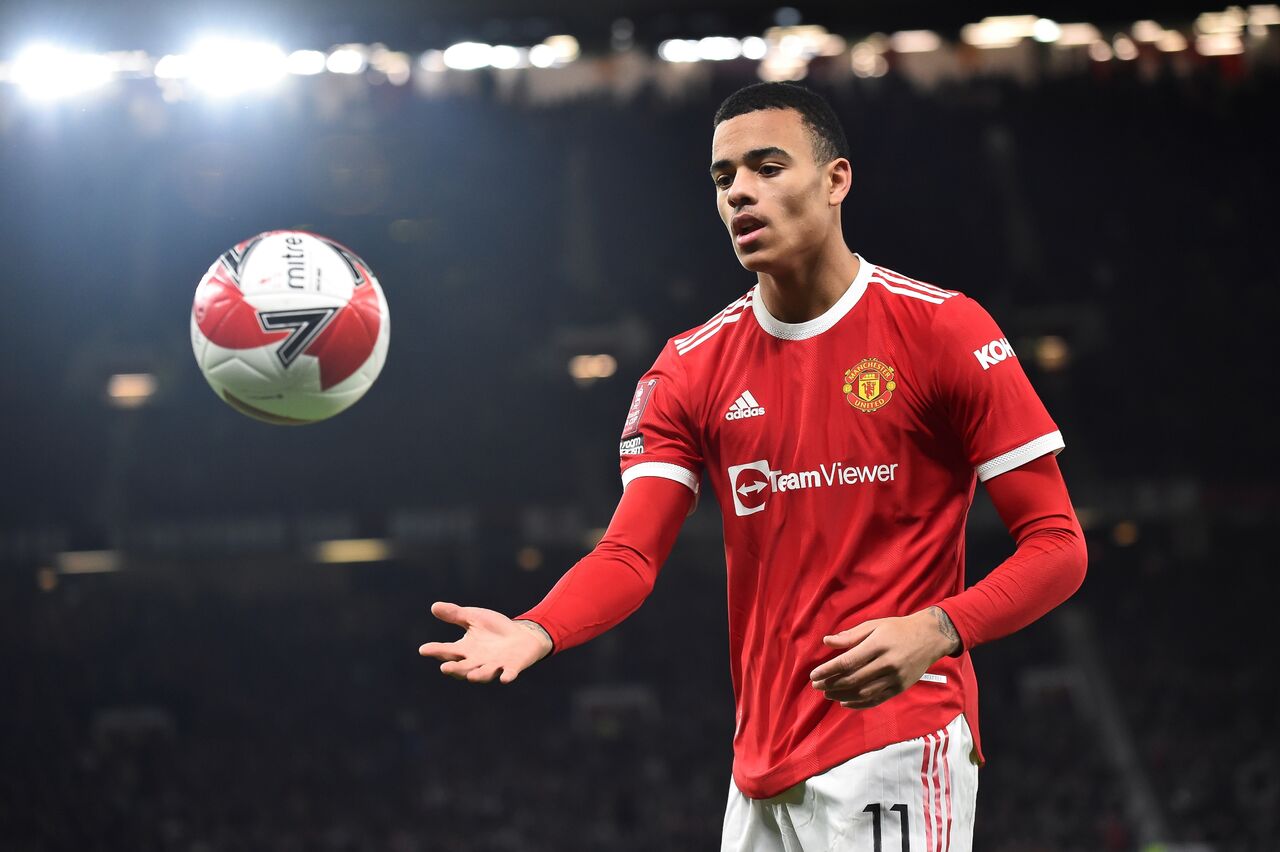 El futbolista, de 20 años, debutó con el primer equipo en marzo de 2019 y firmó un contrato de cuatro años en febrero de 2021 tras ascender desde la academia del United. (ARCHIVO)