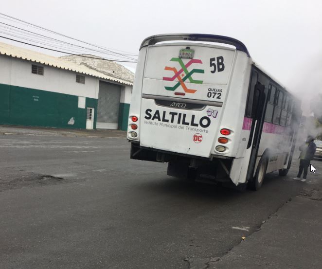 Se trata de la unidad 71 de la ruta 5B, la cual presentó incluso un pequeño conato de incendio. (EL SIGLO DE TORREÓN)