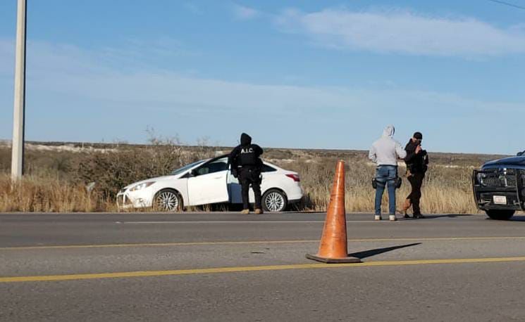 El civil bajó de su automóvil y abrió fuego contra los elementos policiacos. (ESPECIAL)