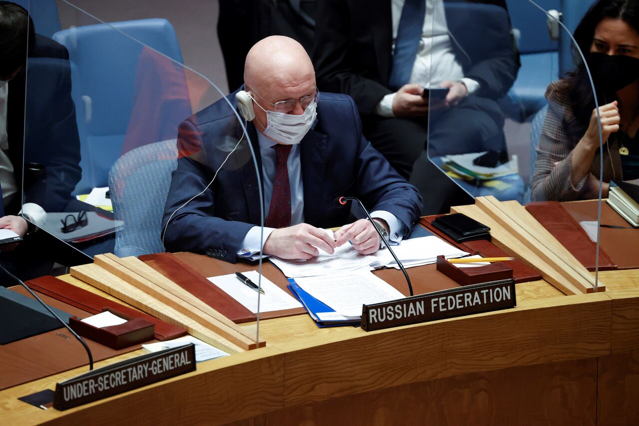 El embajador ruso ante las Naciones Unidas, Vasily Nebenzya, negó este lunes que su país tenga intención de invadir Ucrania en su intervención ante el Consejo de Seguridad de la ONU y negó también que Rusia tenga desplegados a 100,000 soldados en la cercanías de la frontera con Ucrania. (EFE)