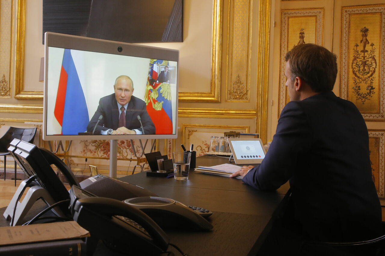 El presidente de Francia, Emmanuel Macron, mantuvo hoyeste lunes una nueva conversación telefónica con su homólogo ruso, Vladímir Putin, en la que ambos expresaron su intención de seguir en contacto en favor de la aplicación de los Acuerdos de paz de Minsk. (ARCHIVO) 
