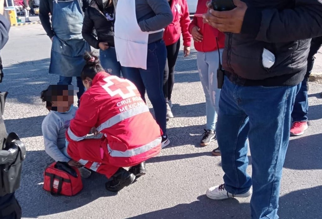 Paramédicos de la Cruz Roja, a bordo de la ambulancia número 075, atendieron a la menor. (EL SIGLO DE TORREÓN)