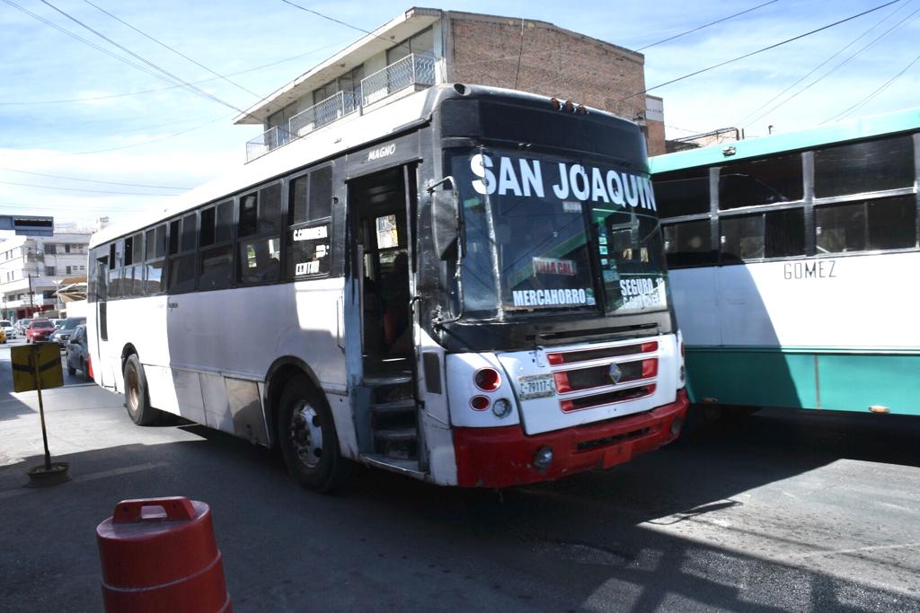 “Pasajero” de autobús de la ruta San Joaquín, en complicidad con otro sujeto a bordo de un automóvil, cometieron un atraco al chofer. (FERNANDO COMPEÁN)