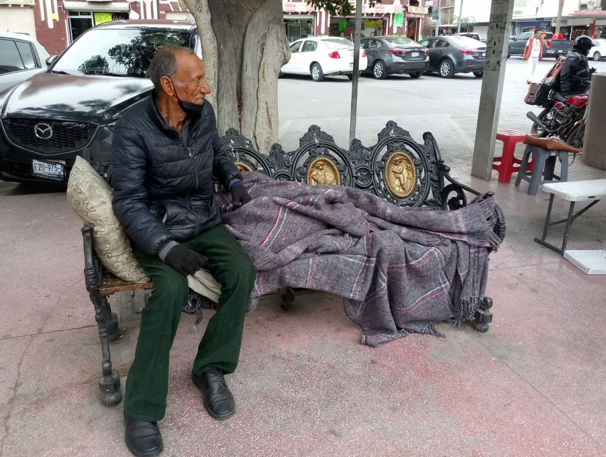 Benito Antonio Ramírez es el hombre que tiene ya varios años viviendo y durmiendo en la Plaza Principal, donde la gente le da alimento o dinero para que sobreviva. (EL SIGLO DE TORREÓN)