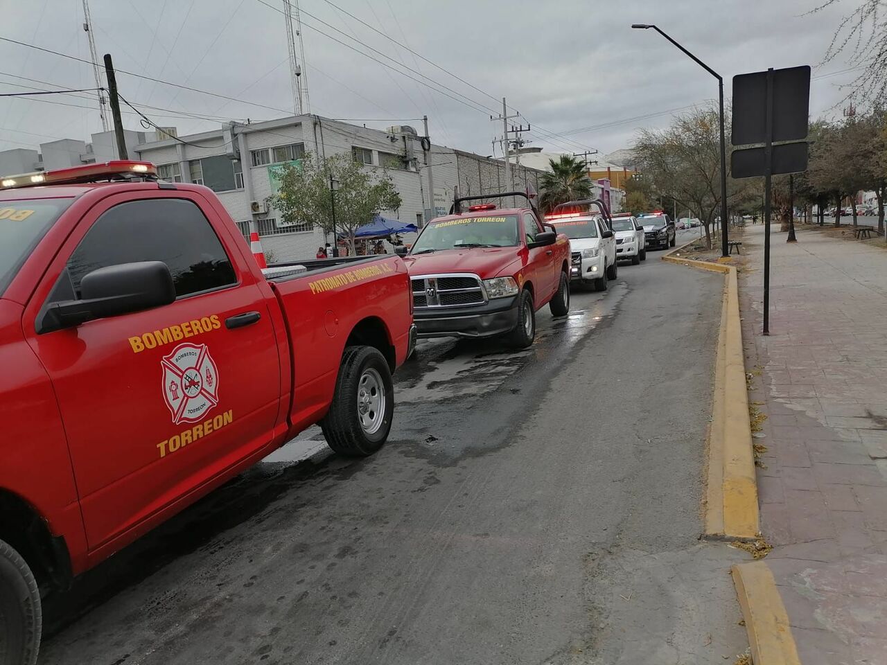 Los elementos de ambas corporaciones emprendieron el recorrido a bordo de varias patrullas. (EL SIGLO DE TORREÓN)