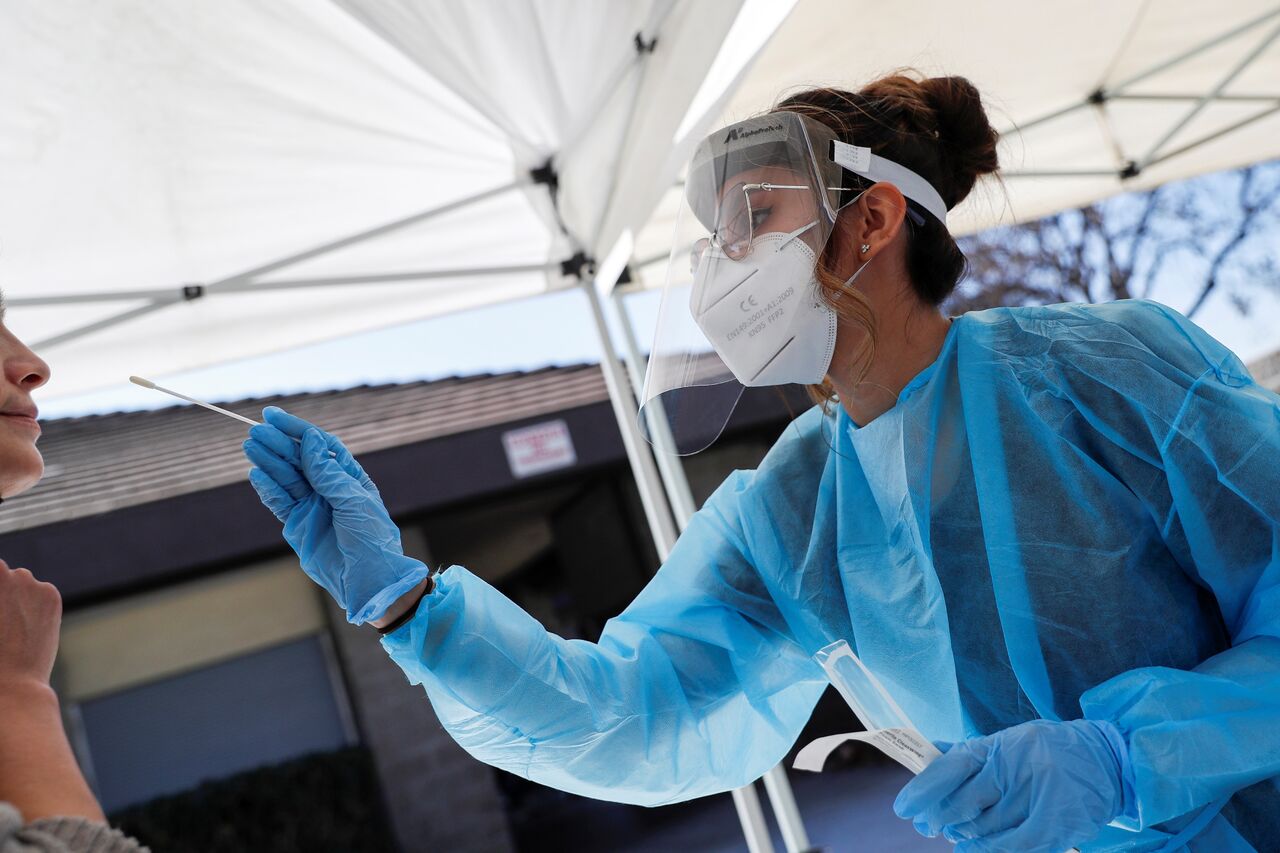 La cifra de muertes provocadas por la pandemia en Estados Unidos en casi dos años superaba las 897,000 el viernes al mediodía. (ARCHIVO) 