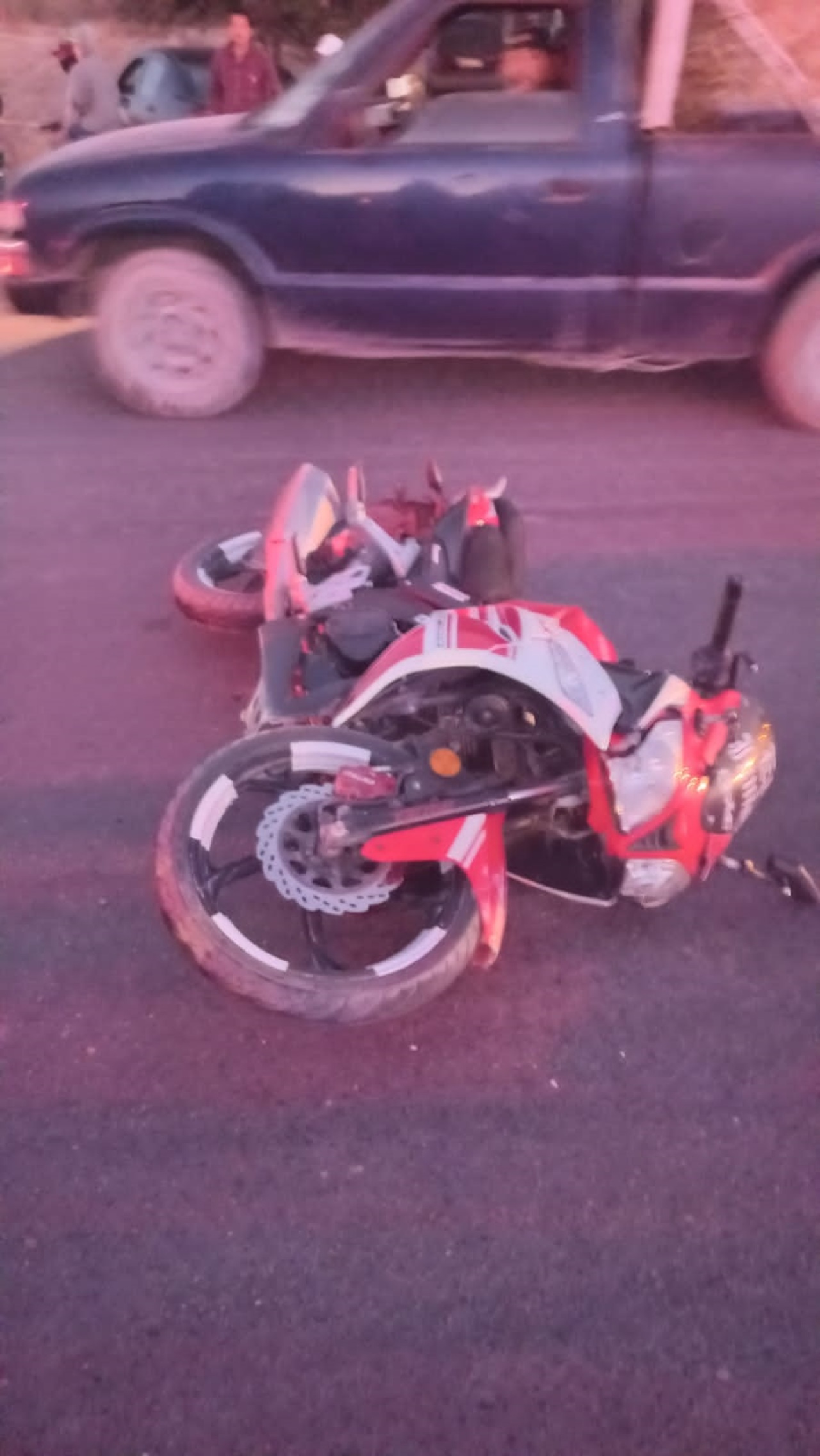 El conductor de la motocicleta se impactó contra el costado posterior izquierdo de un vehículo Toyota Yaris que le cerró el paso.
