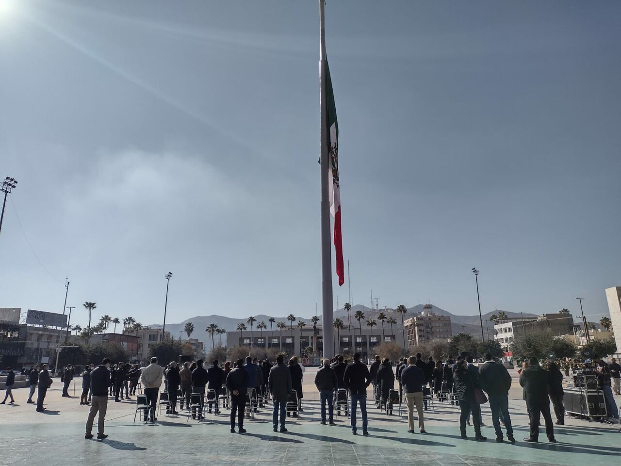 Fue en punto de las 10:30 horas de este día que las autoridades realizaron el acto en la explanada de la Plaza Mayor de Torreón. (Foto: RAMÓN SOTOMAYOR)