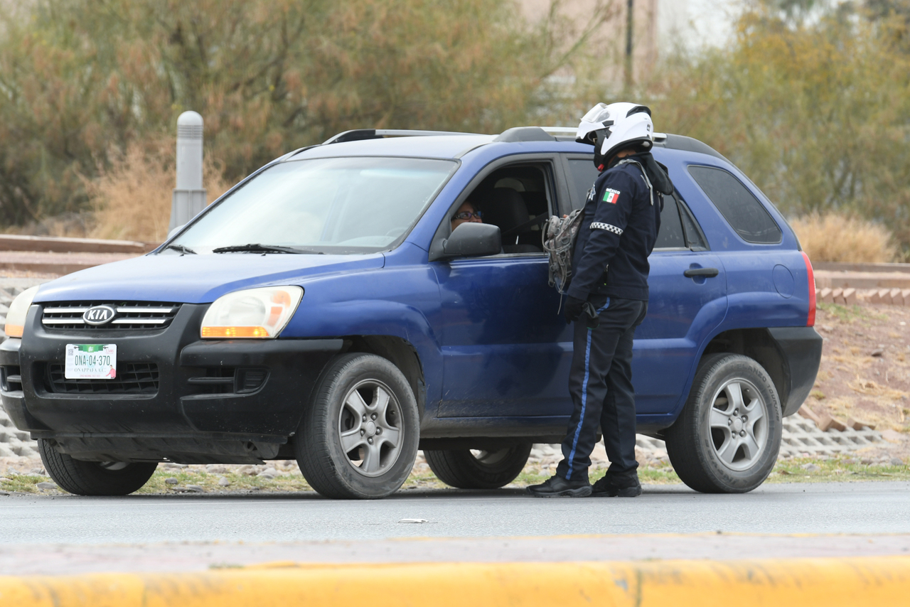 Persisten ciudadanos de Torreón en su uso del teléfono celular mientras están manejando, informa Tránsito y Vialidad.