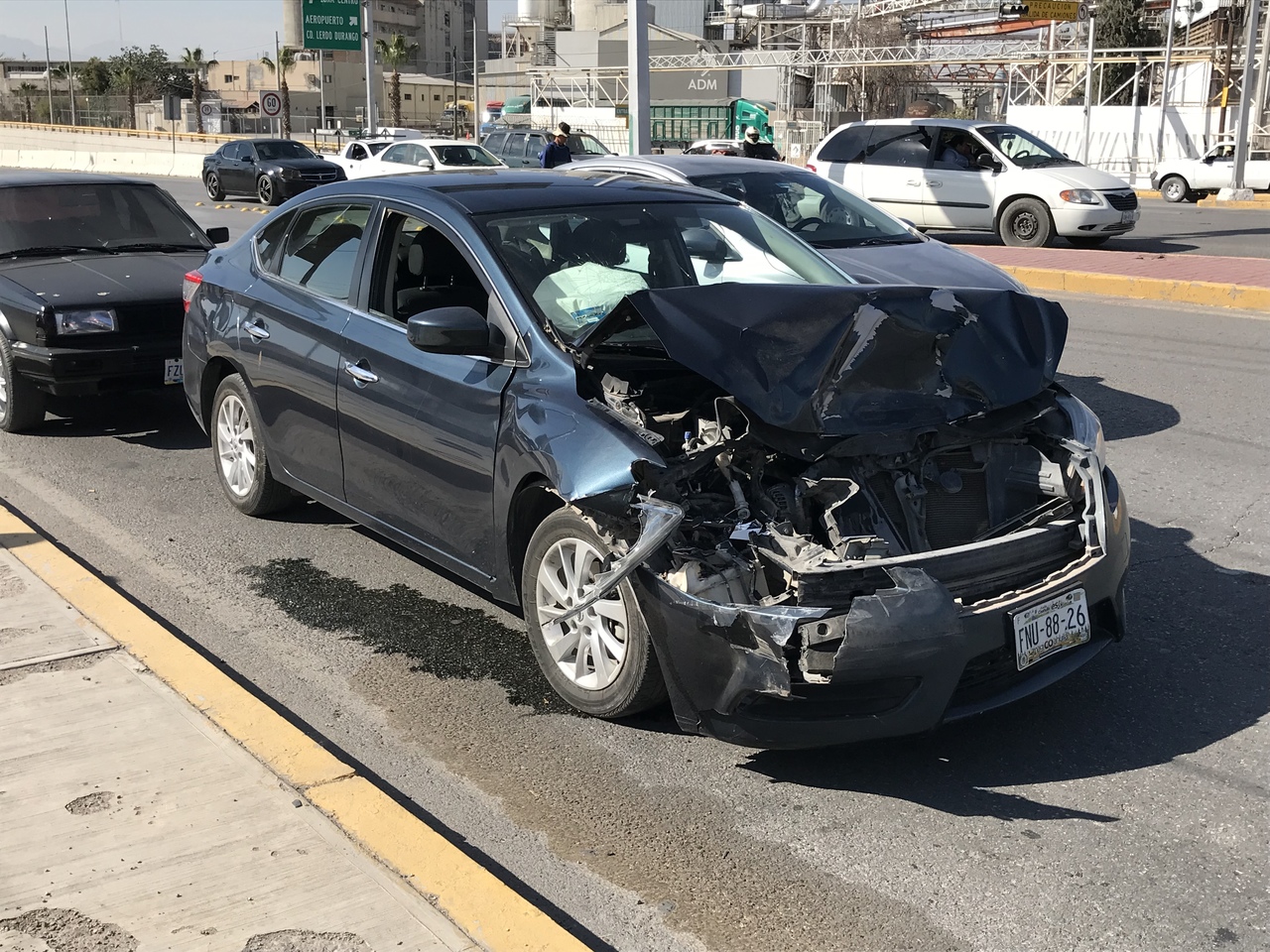 El vehículo Nissan Sentra color azul resultó con múltiples daños materiales tras chocar contra una camioneta. 
(EL SIGLO DE TORREÓN)