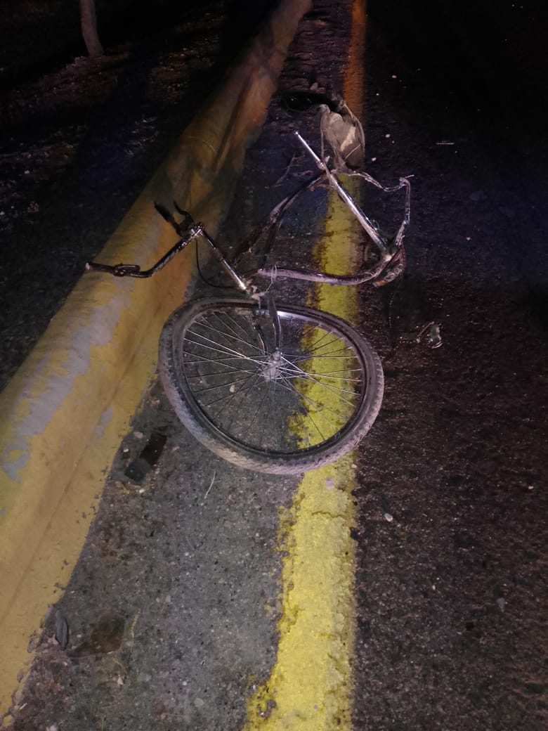 Esta persona viajaba a bordo de una bicicleta tipo balona, cromada, la cual terminó prácticamente destruida. (EL SIGLO DE TORREÓN)