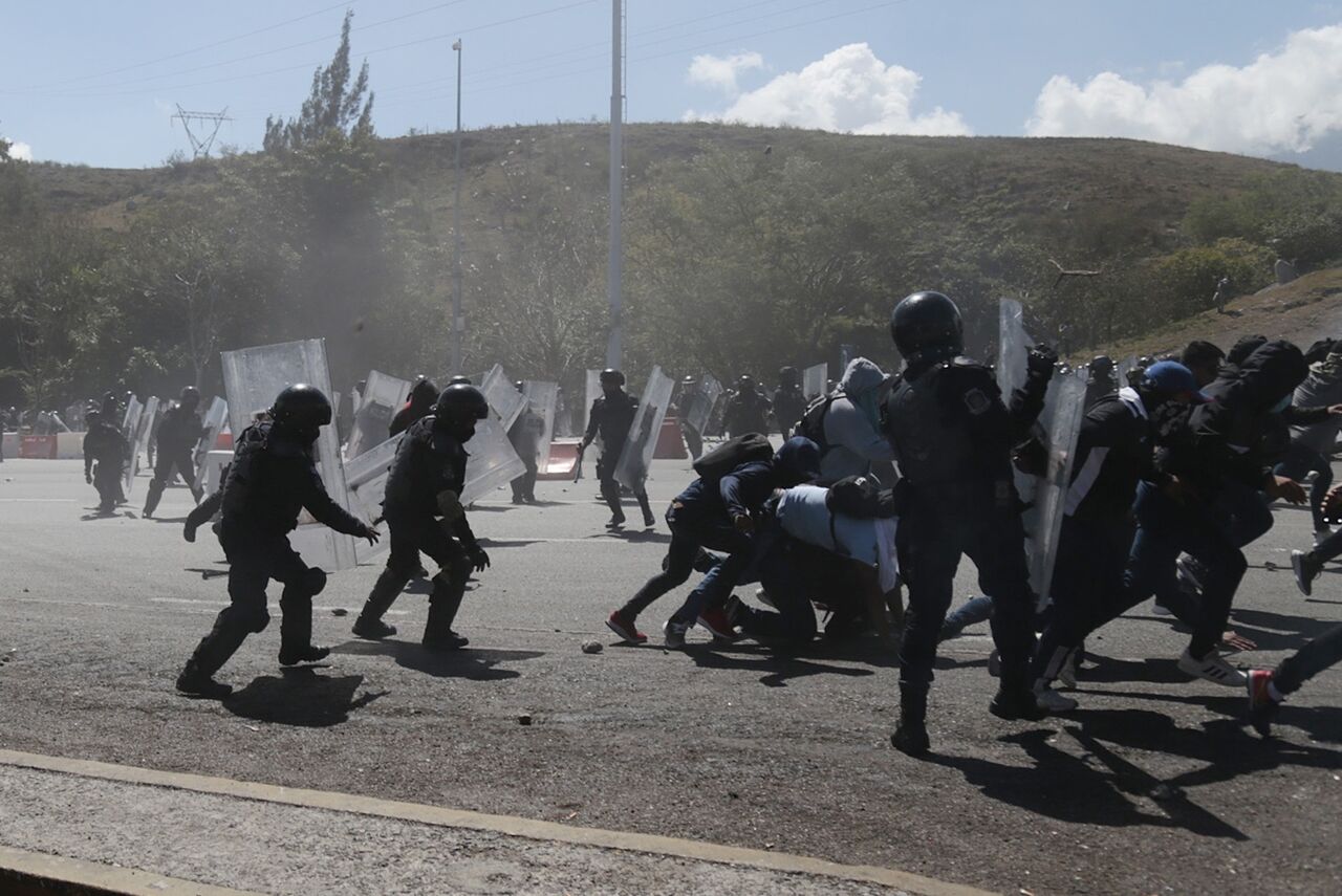 AMLO cree que delincuencia infiltró protesta de estudiantes de Ayotzinapa