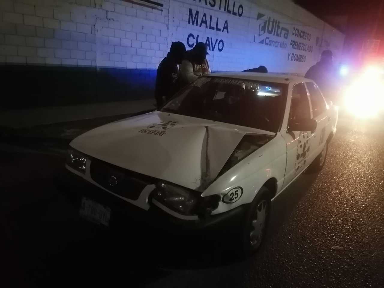 El taxi presentó daños materiales de consideración tras impactarse contra un tráiler en la ciudad de Gómez Palacio.