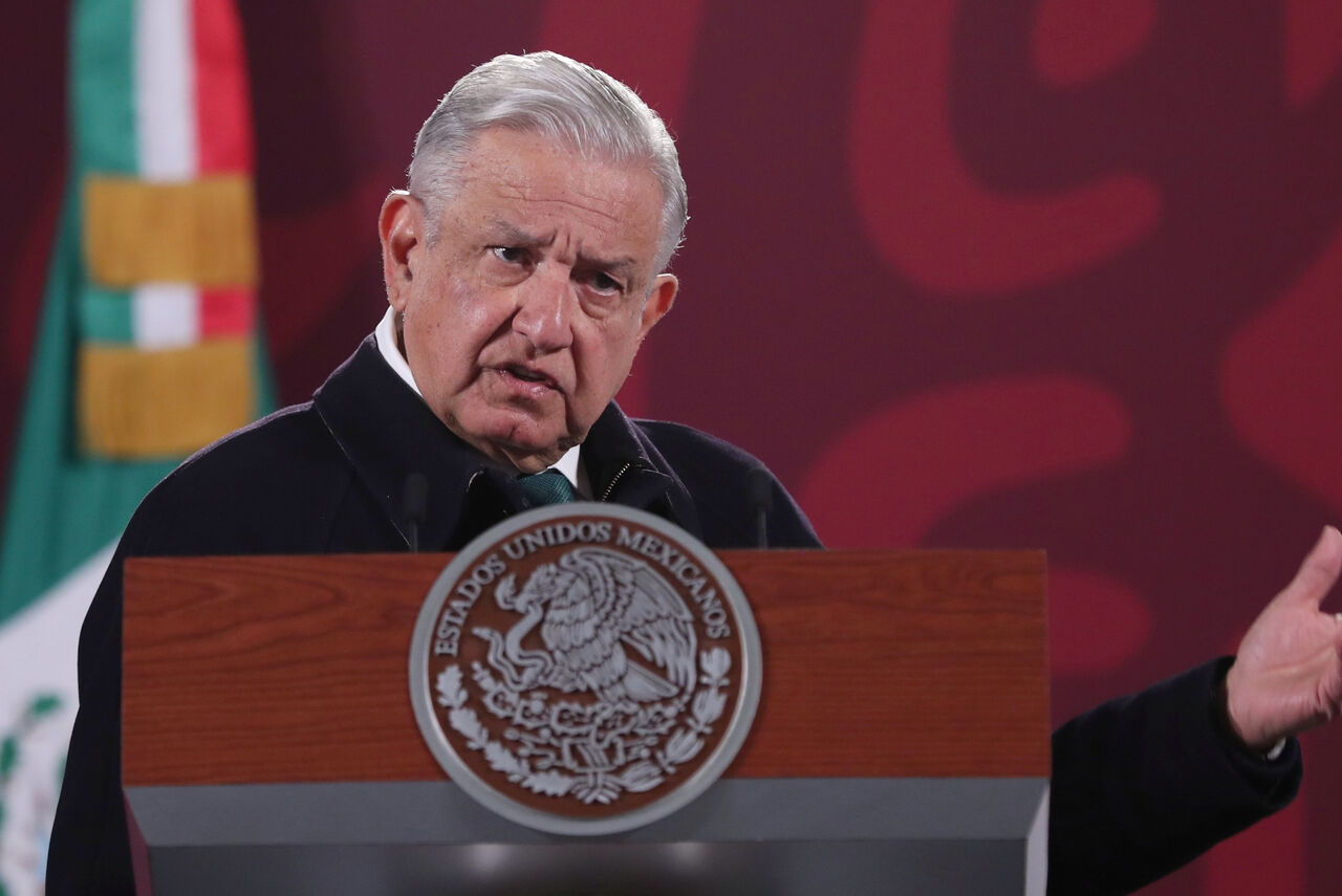En el Salón Tesorería, López Obrador dijo que va a esperar la respuesta del periodista. (EFE)