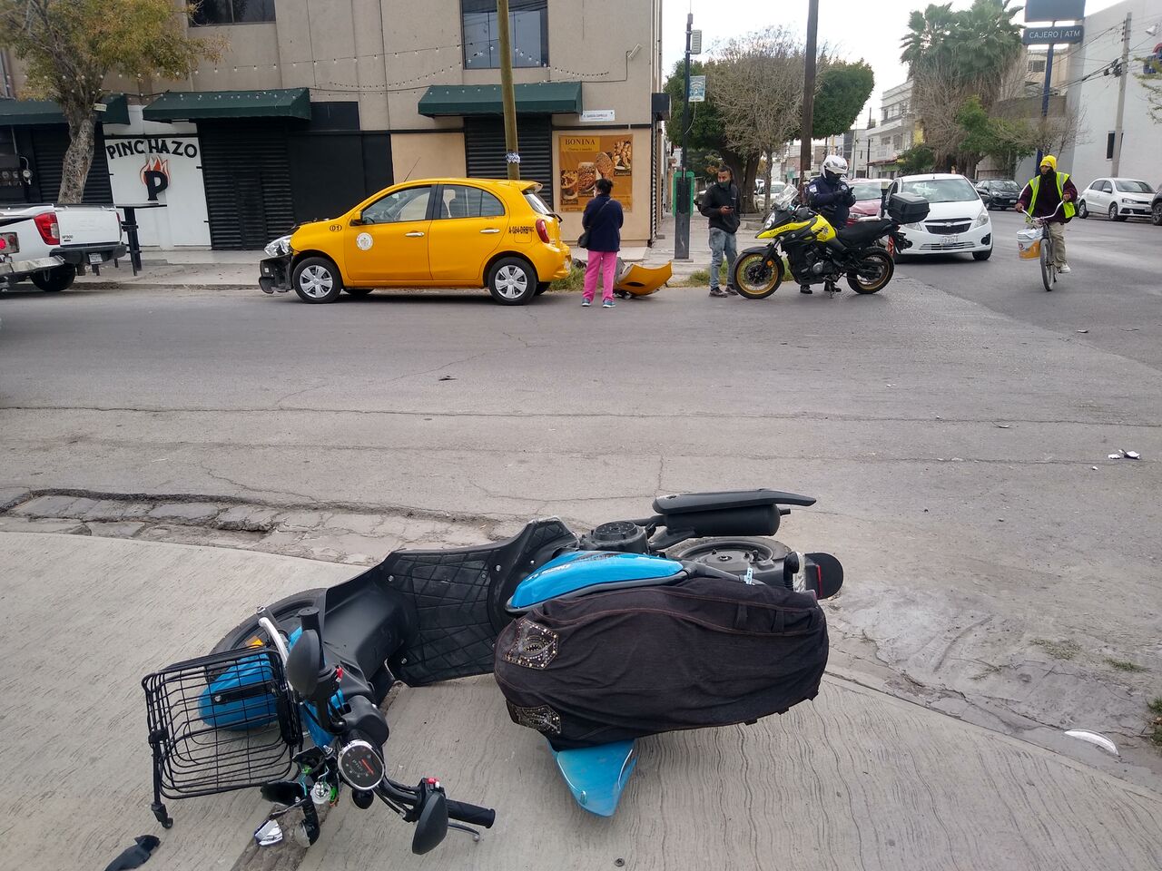 El percance se reportó minutos después de las 09:00 horas en el cruce de la avenida Miguel Hidalgo y calle García Carrillo, en la zona Centro de Torreón. (EL SIGLO DE TORREÓN)