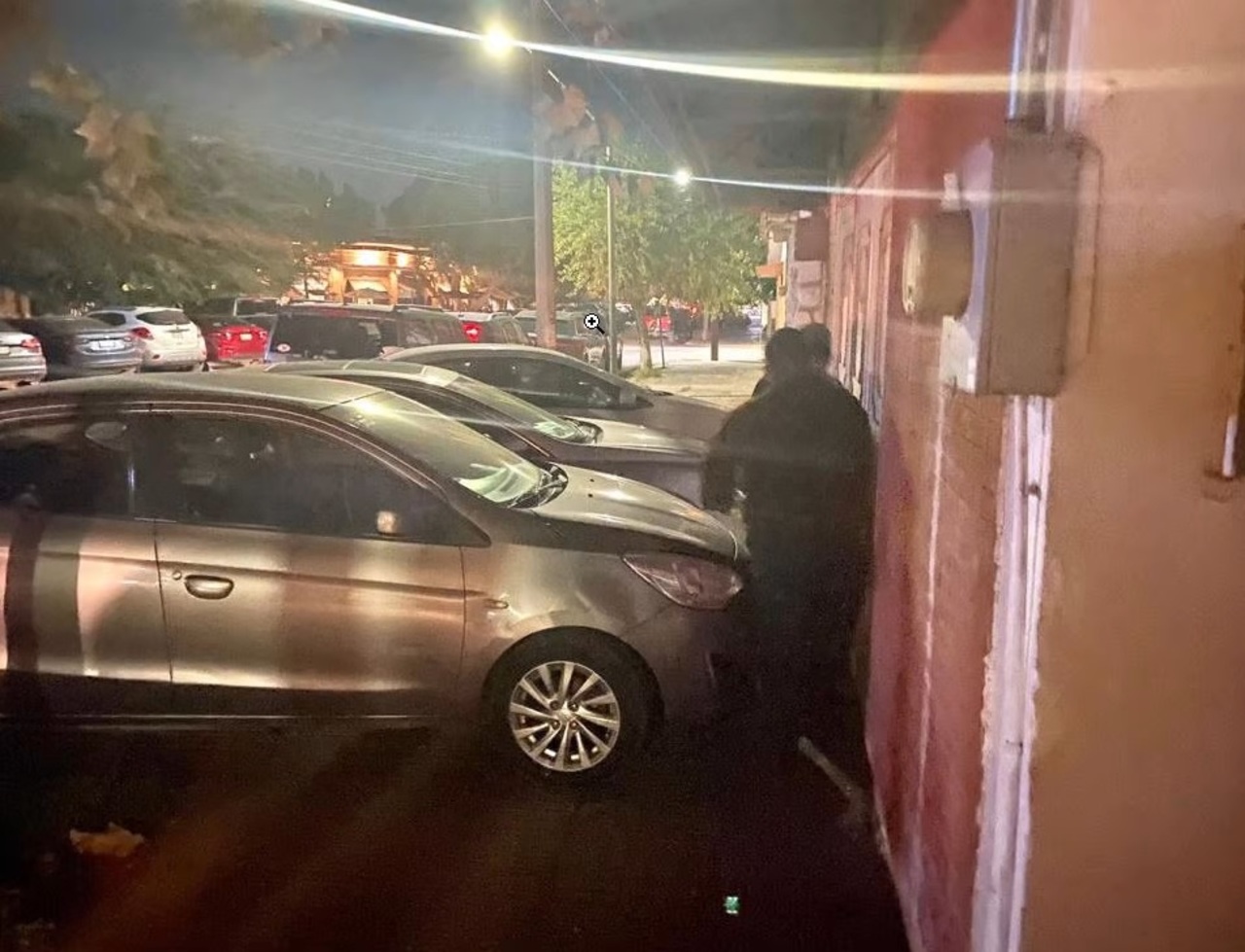 Realizan operativo de ordenamiento vial con arrastre de grúa en el Centro de Torreón durante los fines de semana.
