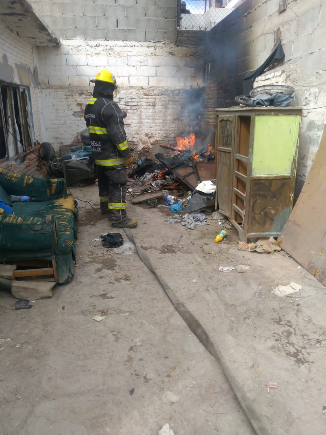 Un hombre causó un incendio en el patio trasero del domicilio de su abuela; fue detenido por elementos de la Policía Municipal.