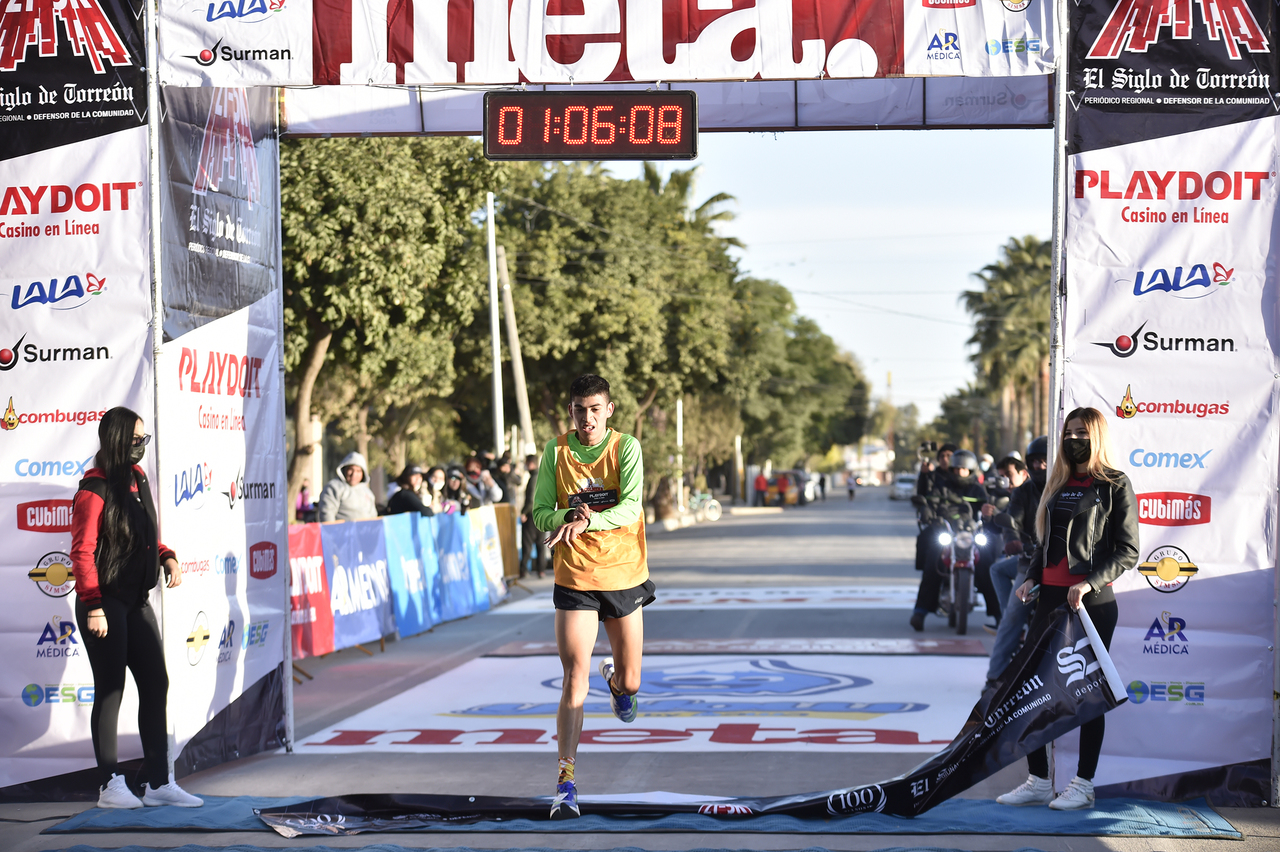 Javier Moreno Cortés cruzó la meta en primer lugar en la rama varonil con tiempo de 1h:06:06.