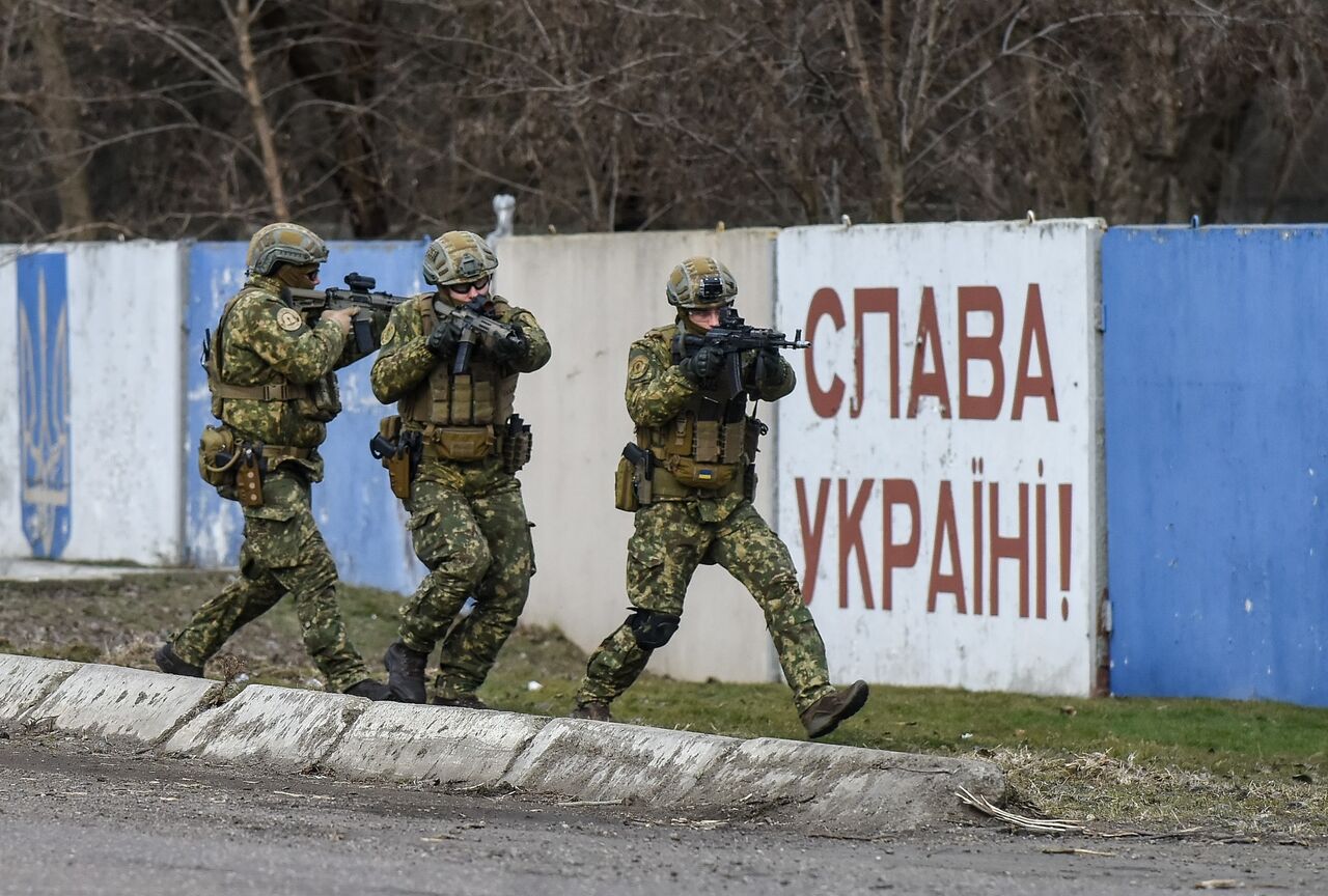 Rusia tiene desplegados 100,000 soldados en la frontera con Ucrania y efectúa ejercicios militares en el mar Negro y en Bielorrusia. (ARCHIVO) 