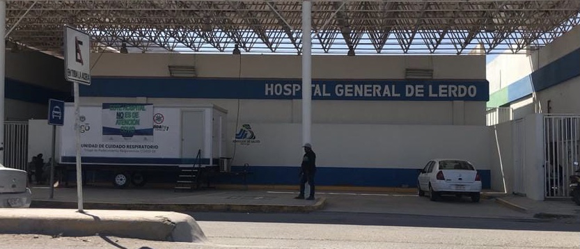 Paramédicos de la Cruz Roja arribaron al lugar para atender al motociclista, mismo que fue trasladado a las instalaciones del Hospital General de Lerdo. (EL SIGLO DE TORREÓN)