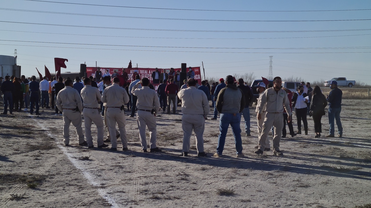 Trabajadores se manifiestan en favor de la Reforma Eléctrica.