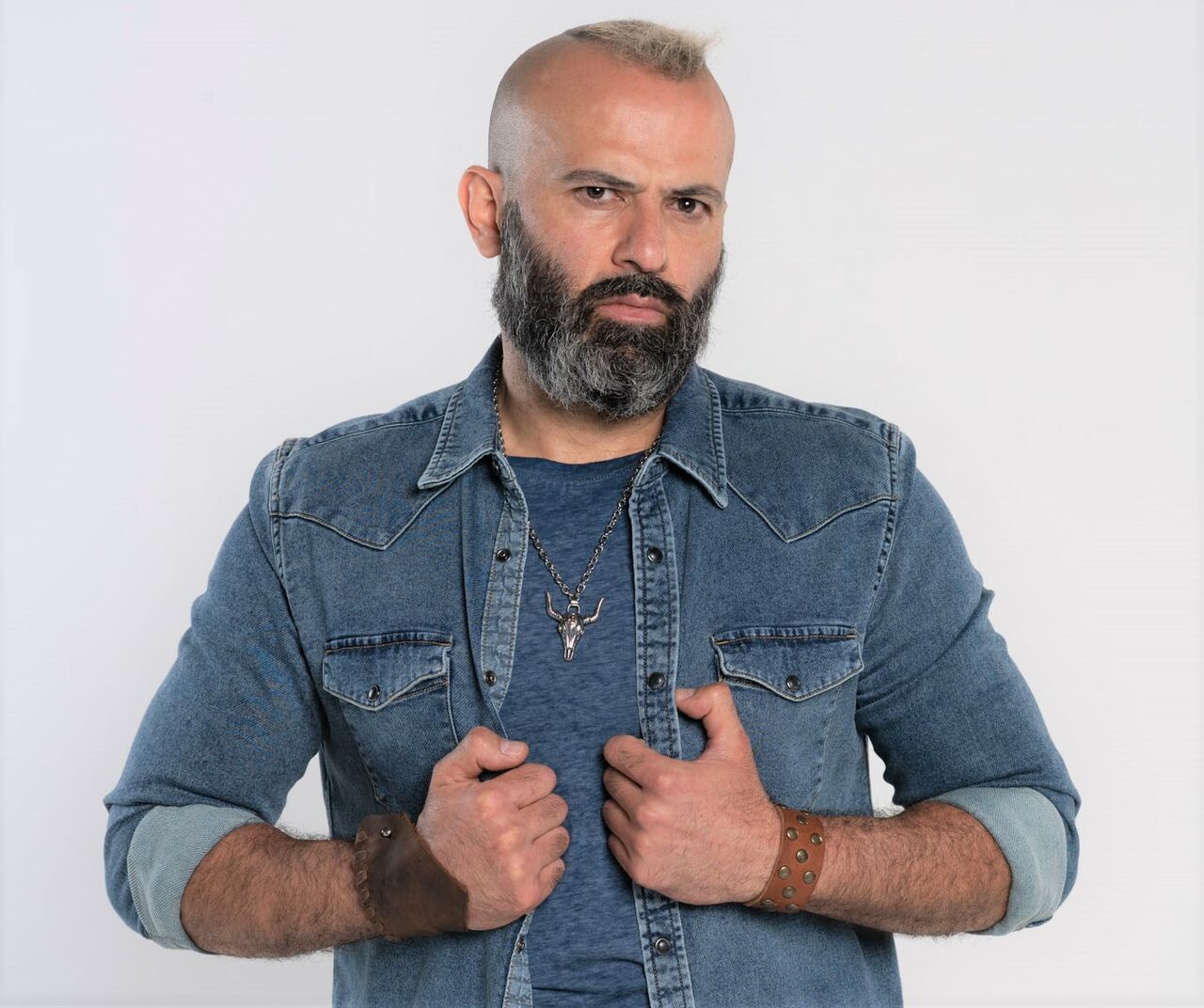 Personaje. Vázquez forma parte del segmento de villanos de la telenovela Si nos dejan, en donde encarna a 'El Toro Cruz'.