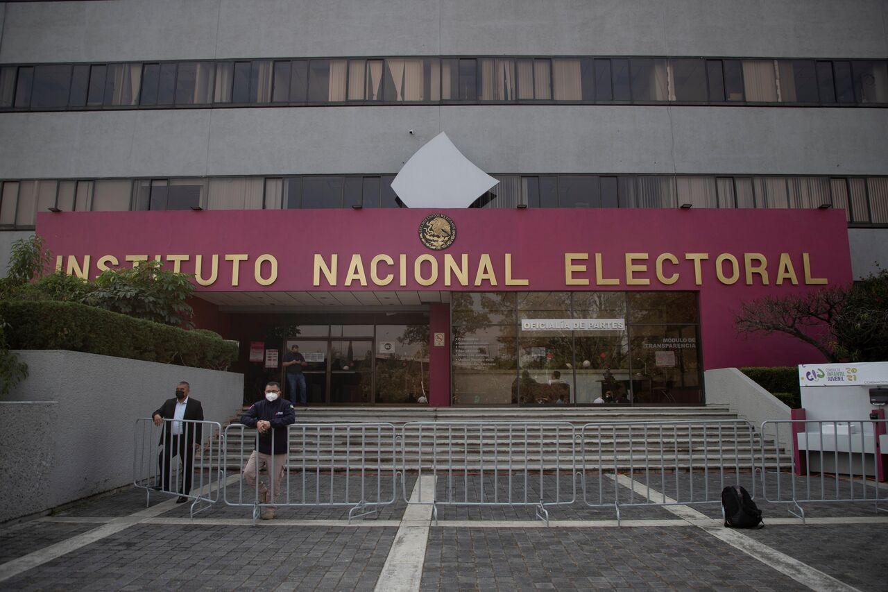 En su conferencia de prensa en Palacio Nacional, el titular del Ejecutivo criticó que los consejeros electorales actúan por consigna y no son auténticos jueces. (ARCHIVO)