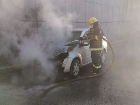 Se presume que el incendio se debió a un cortocircuito en el sistema eléctrico ubicado en el área del motor del vehículo. (EL SIGLO DE TORREÓN)