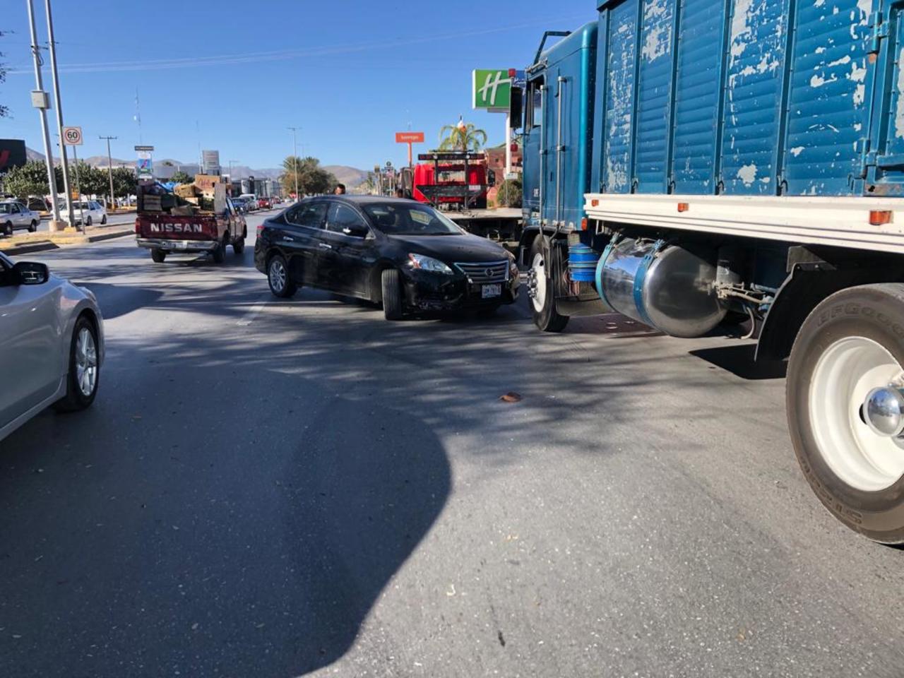 Al intentar cambiar de carril la conductora se atravesó al paso del camión, causando un choque que dejó daños por $ 15 mil.